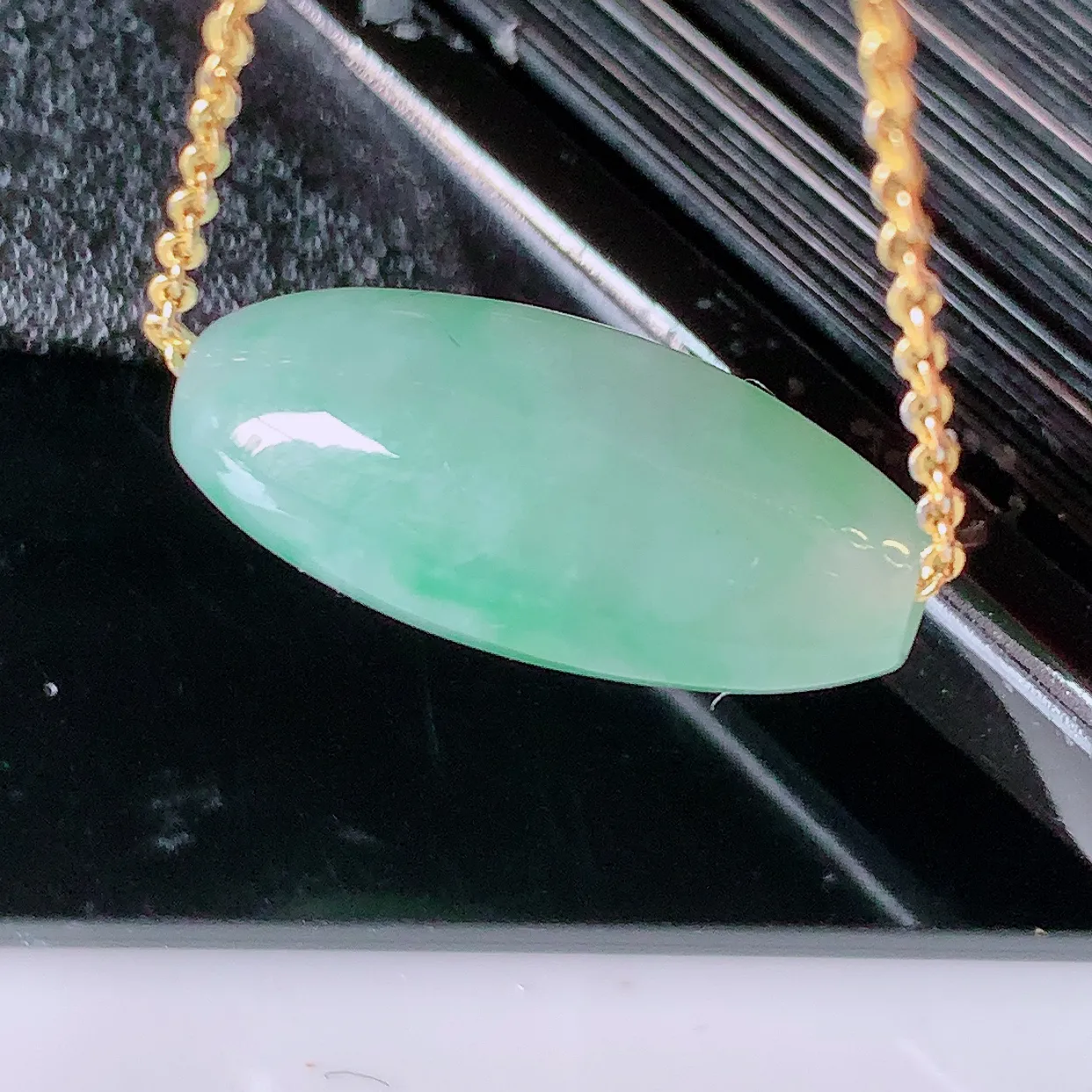 自然光实拍，冰润飘绿翡翠路路通吊坠，寓意好运连连，路路畅通，经典款式，财运滚滚，路路通，佩戴效果更好！配图银链子#94.25