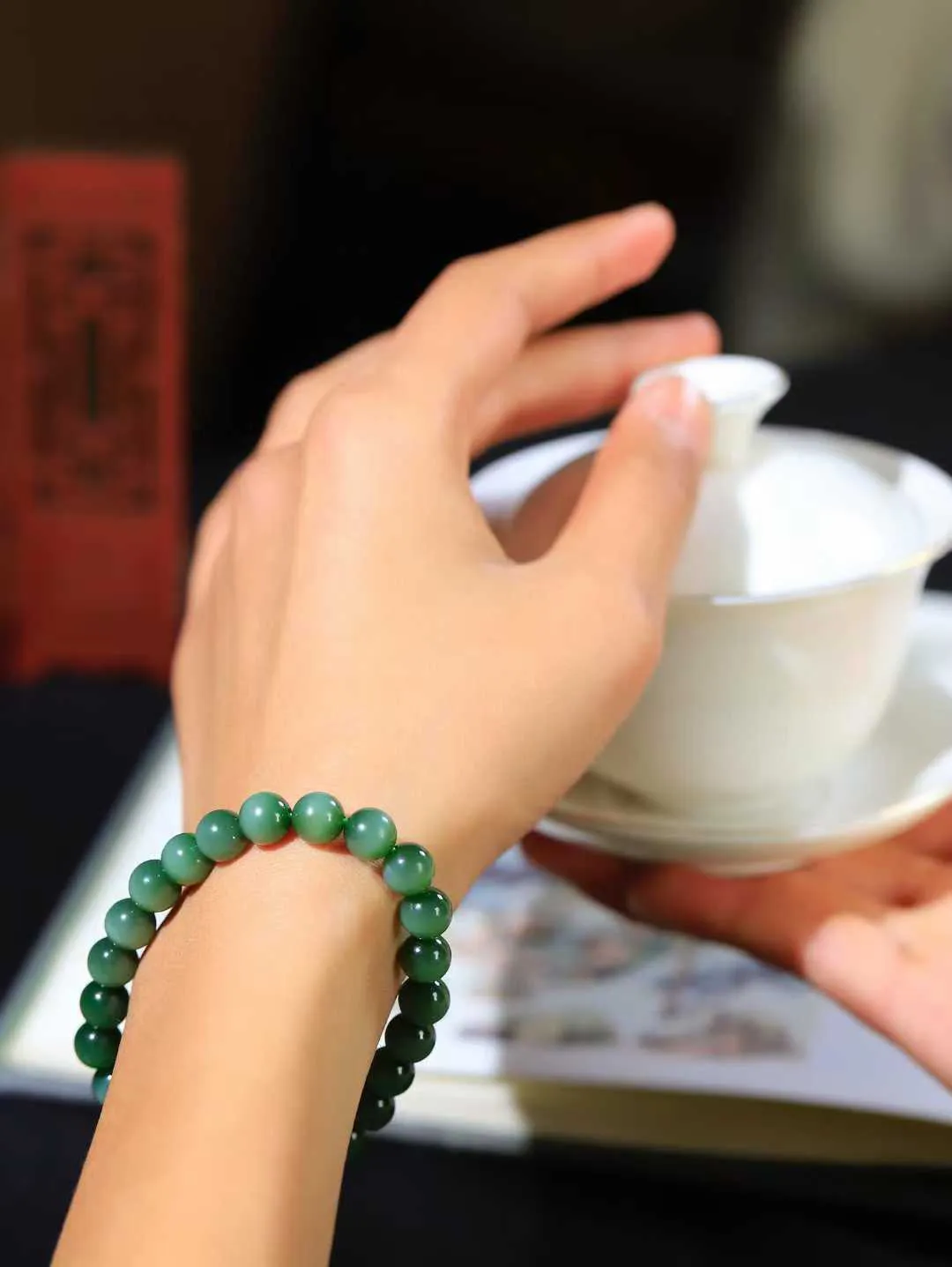 【珠圆玉润.手串】

精品️和田玉碧玉猫眼珠圆玉润手串 玉质温润细腻  整串打磨圆润，佩戴舒适。珠