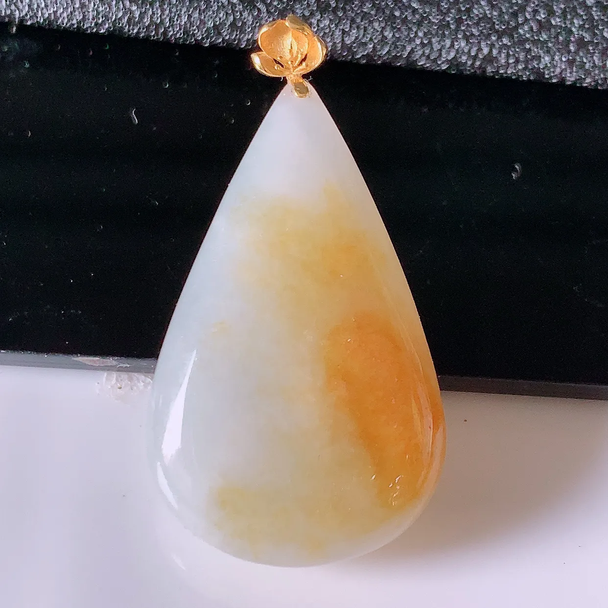 18k金镶嵌冰润黄翡双彩翡翠水滴吊坠，款式新颖时尚，日常百搭的款。清秀高雅，佩戴优雅高贵！#94.25