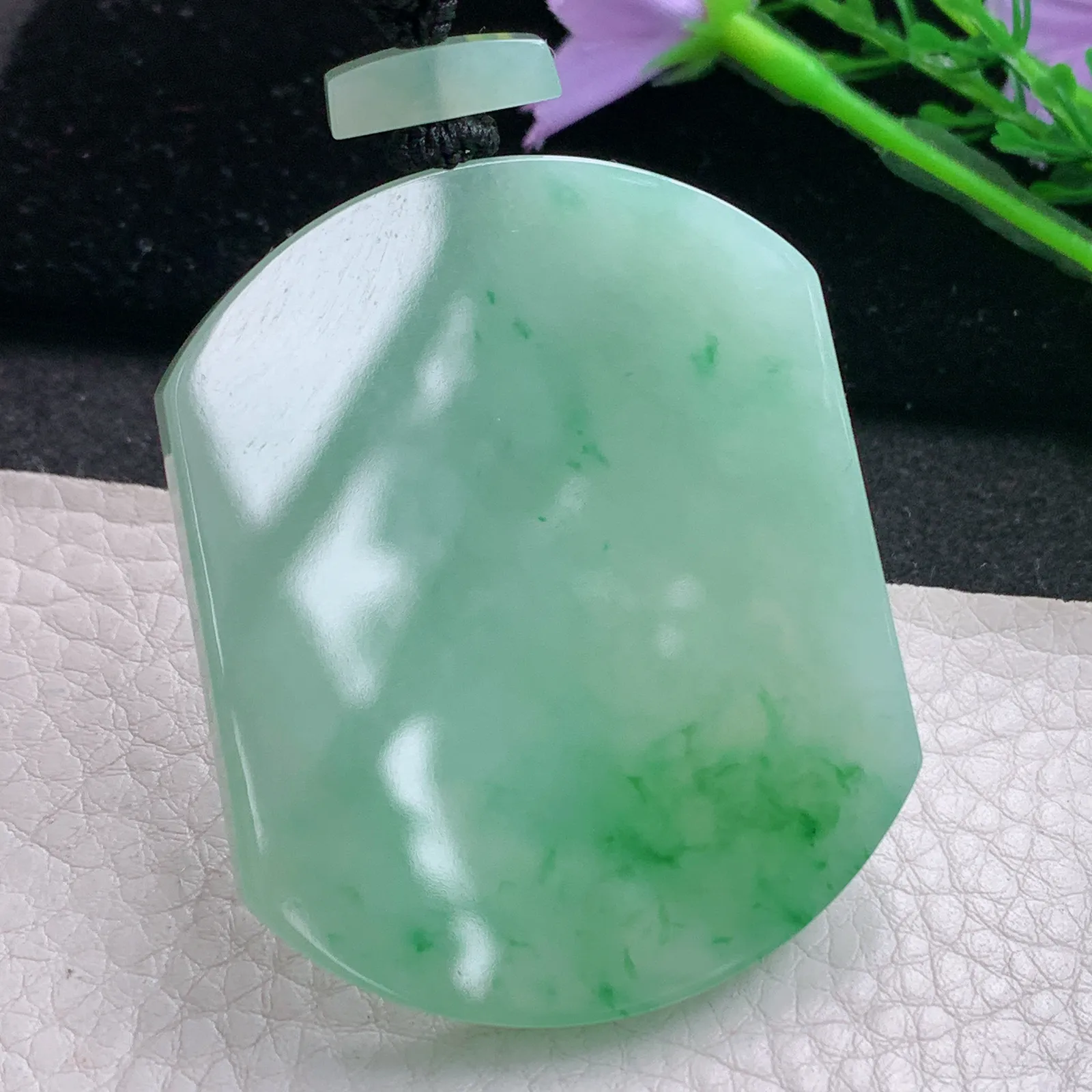 qxm实拍53.5*44*6缅甸翡翠精雕冰胶飘绿花平安无事牌玉吊坠 玉挂件