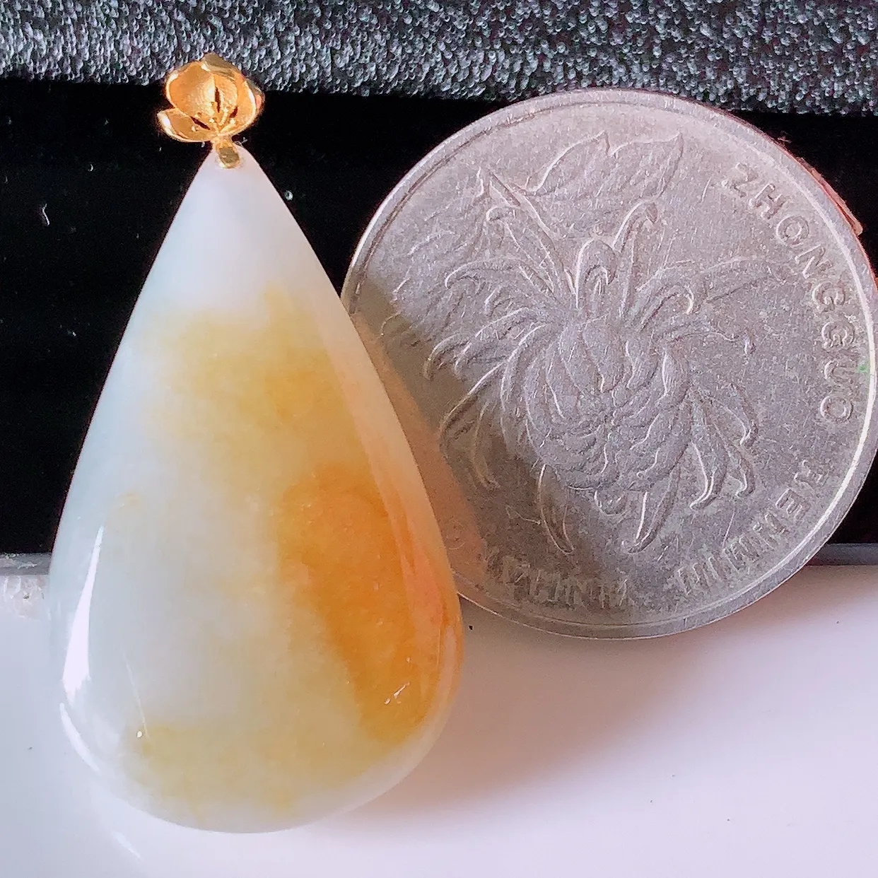 18k金镶嵌冰润黄翡双彩翡翠水滴吊坠，款式新颖时尚，日常百搭的款。清秀高雅，佩戴优雅高贵！#94.25