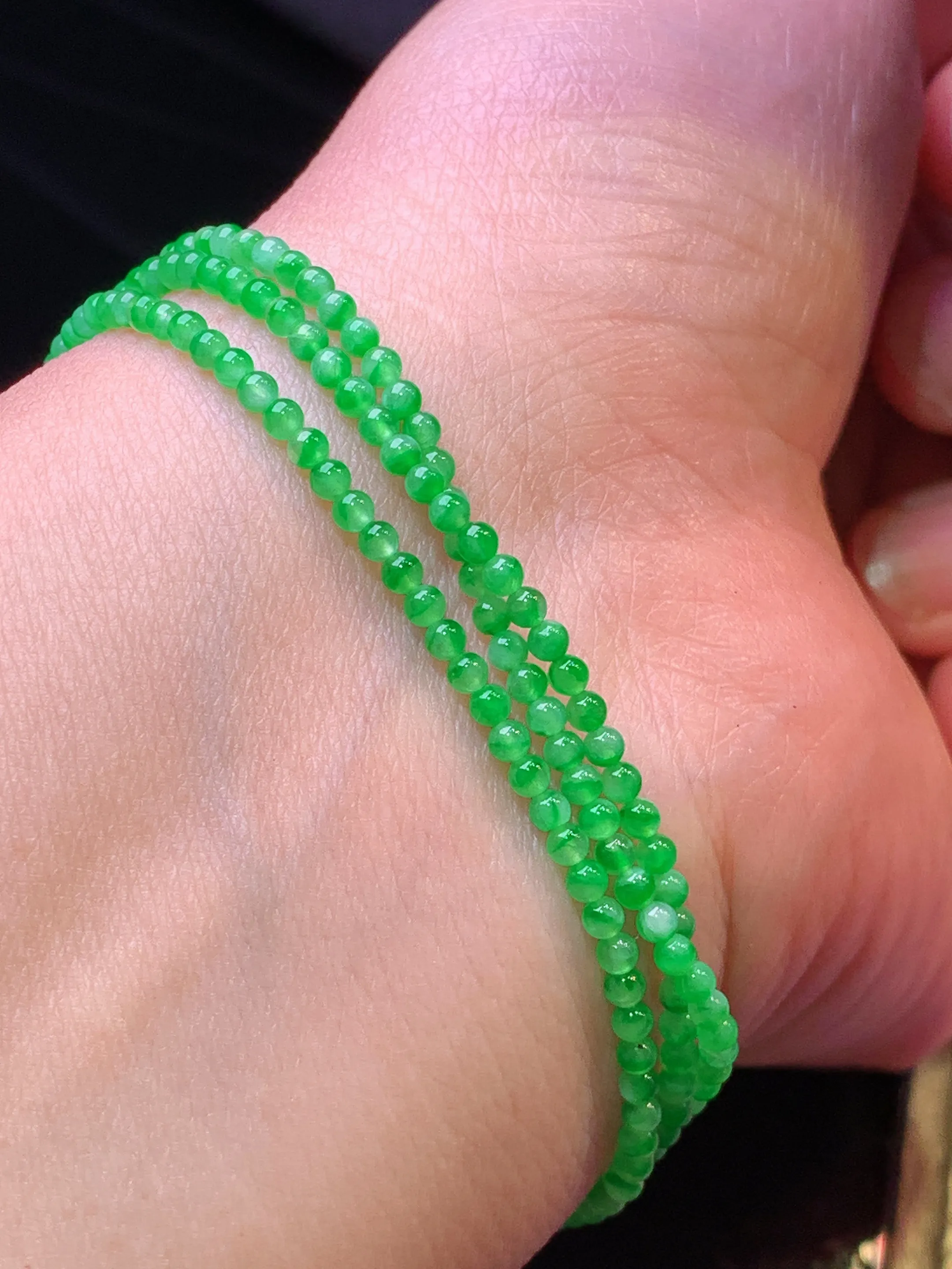 翠绿小米珠手链 玉质细腻 色泽清新艳丽 整体尺寸2.2