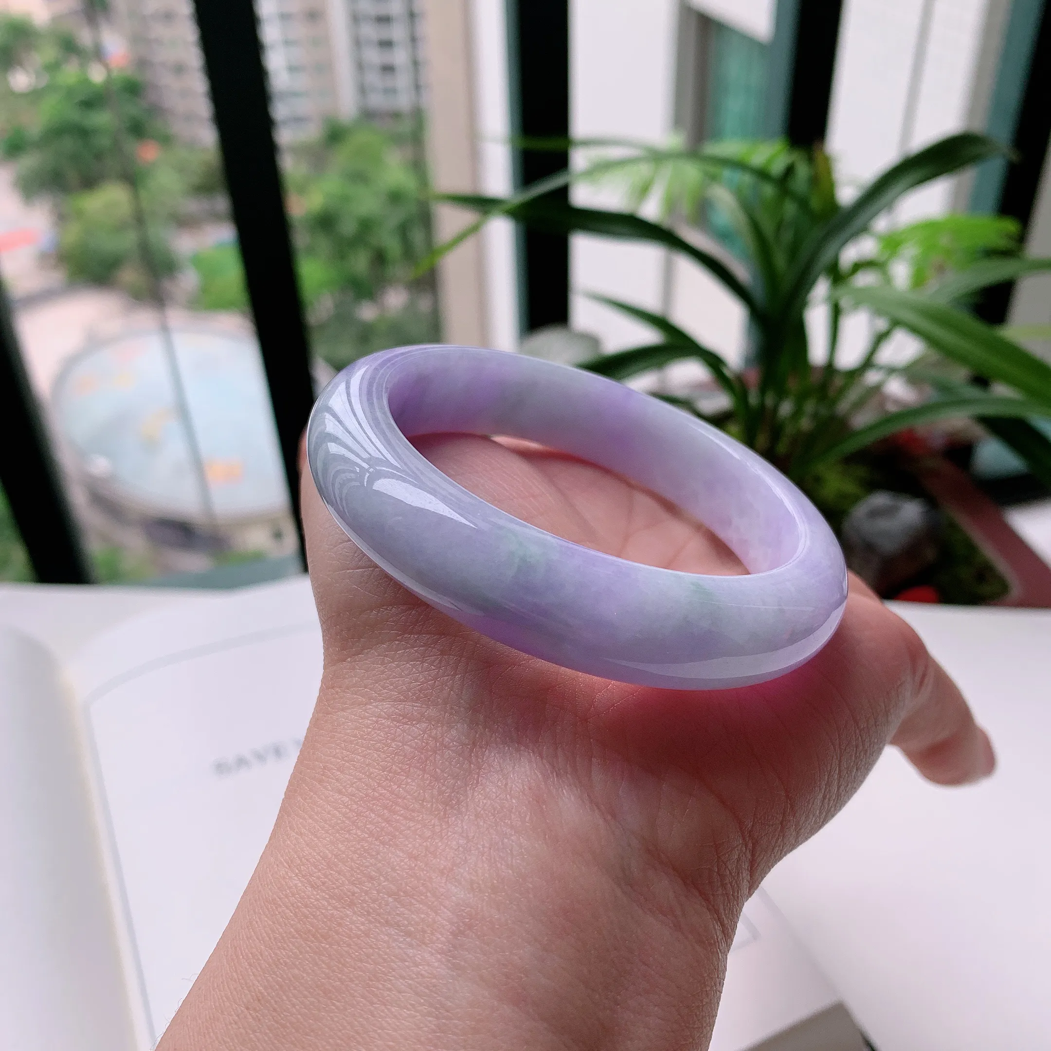 正圈55圈口，天然A货翡翠冰糯种水润飘绿玉手镯，水润秀丽，飘花灵动，种水十足，视觉甜美可人，恰到好处的美，十分高雅耐看，条形优美，上手优雅大方。60.59