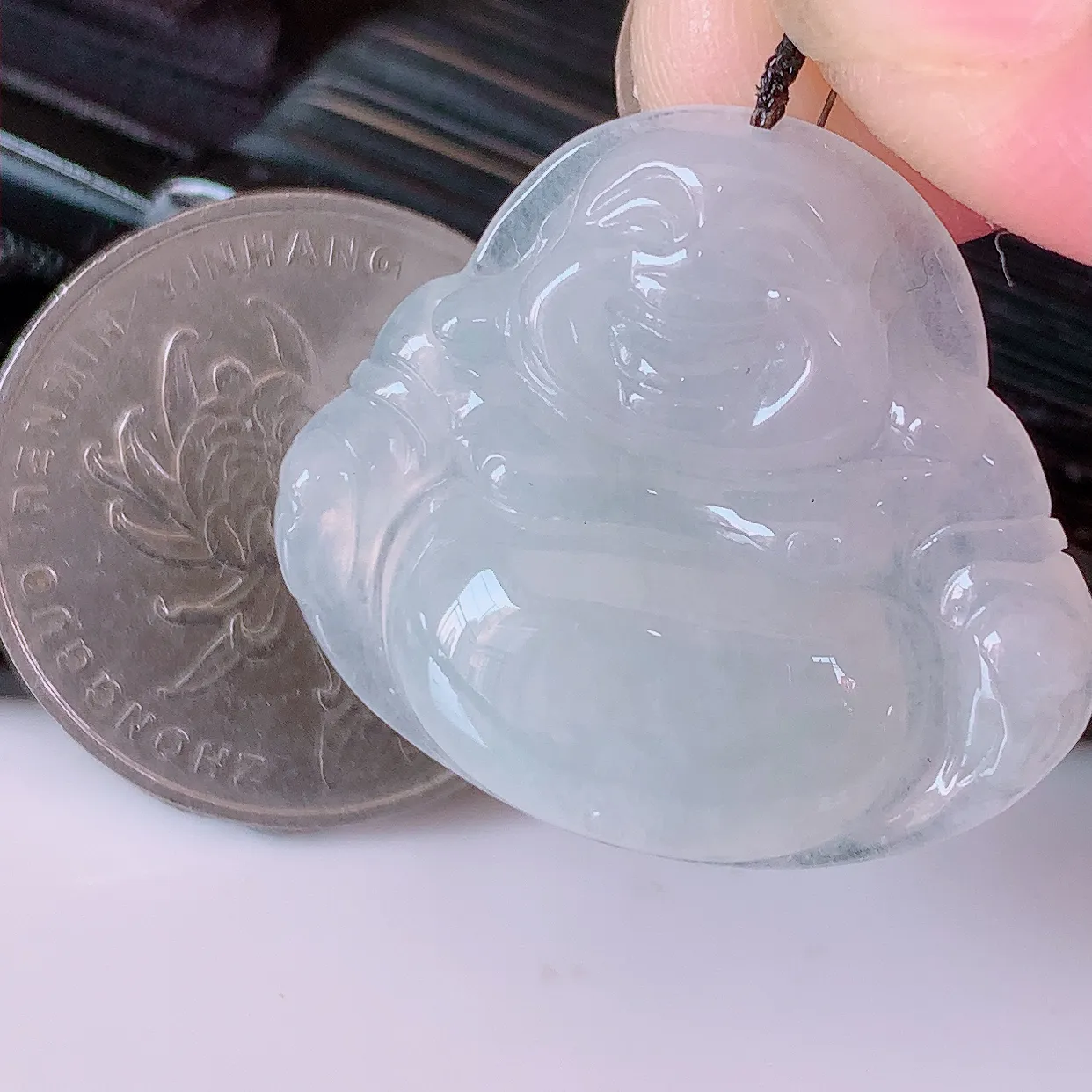 自然光实拍，冰种翡翠佛公吊坠，水灵起胶，翠色迷人，佛公在心中，一生平安，饱满圆润，开怀大笑佛公，配戴灵气十足！#57.25