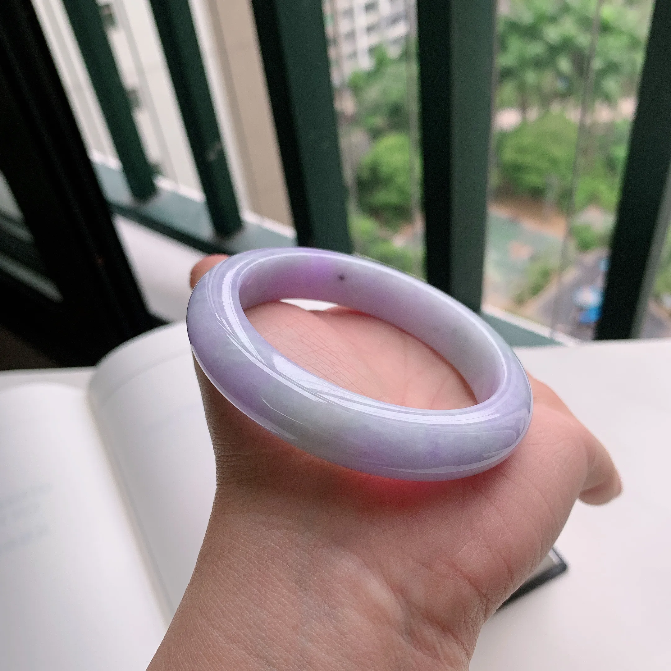 正圈57圈口，天然A货翡翠冰糯种水润飘绿玉手镯，水润秀丽，飘花灵动，种水十足，视觉甜美可人，恰到好处的美，十分高雅耐看，条形优美，上手优雅大方。65.35