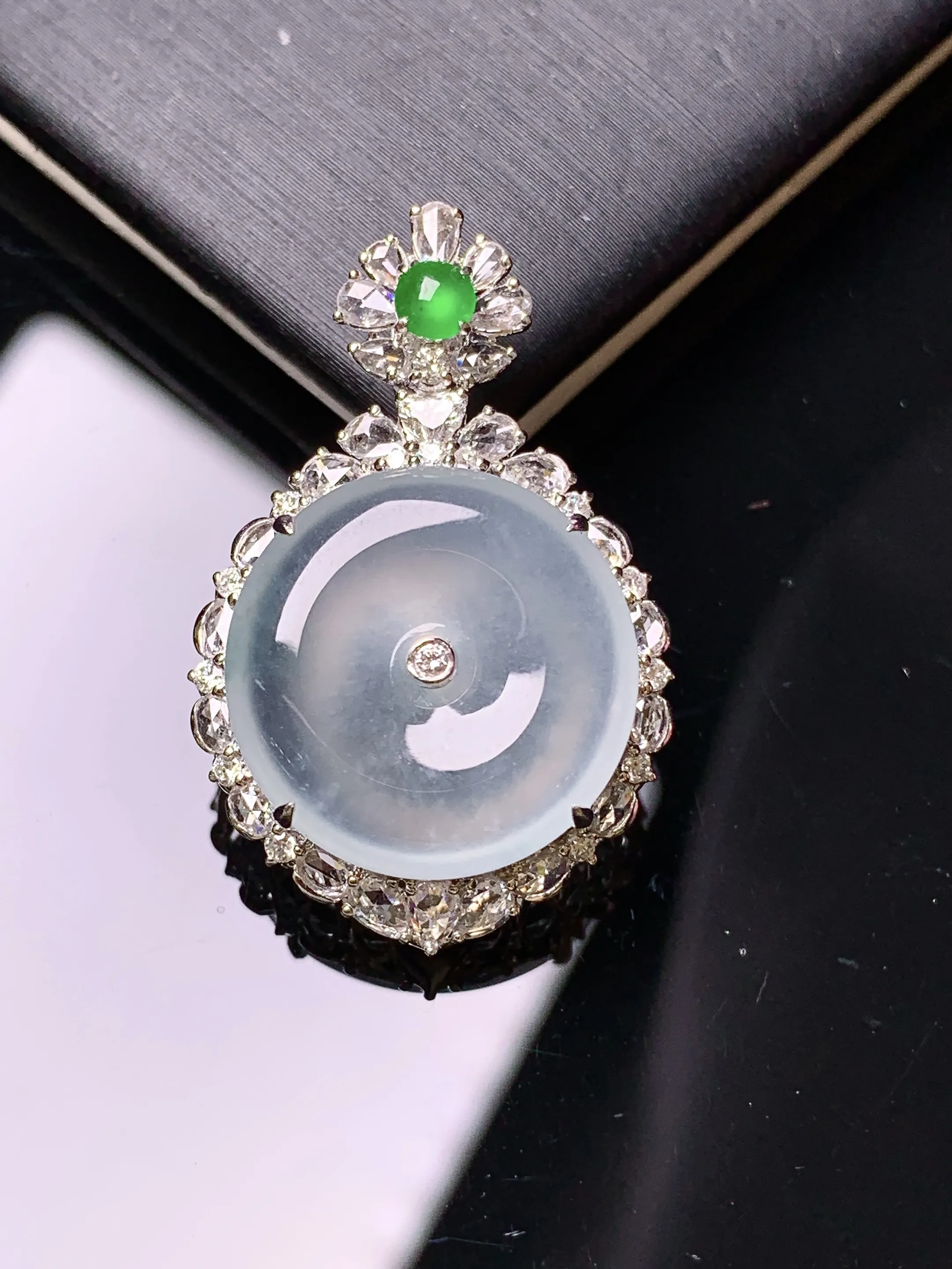 18k金钻镶嵌玻璃种平安扣吊坠 玉质细腻 色泽清新艳丽 整体尺寸29.7*19*9.7