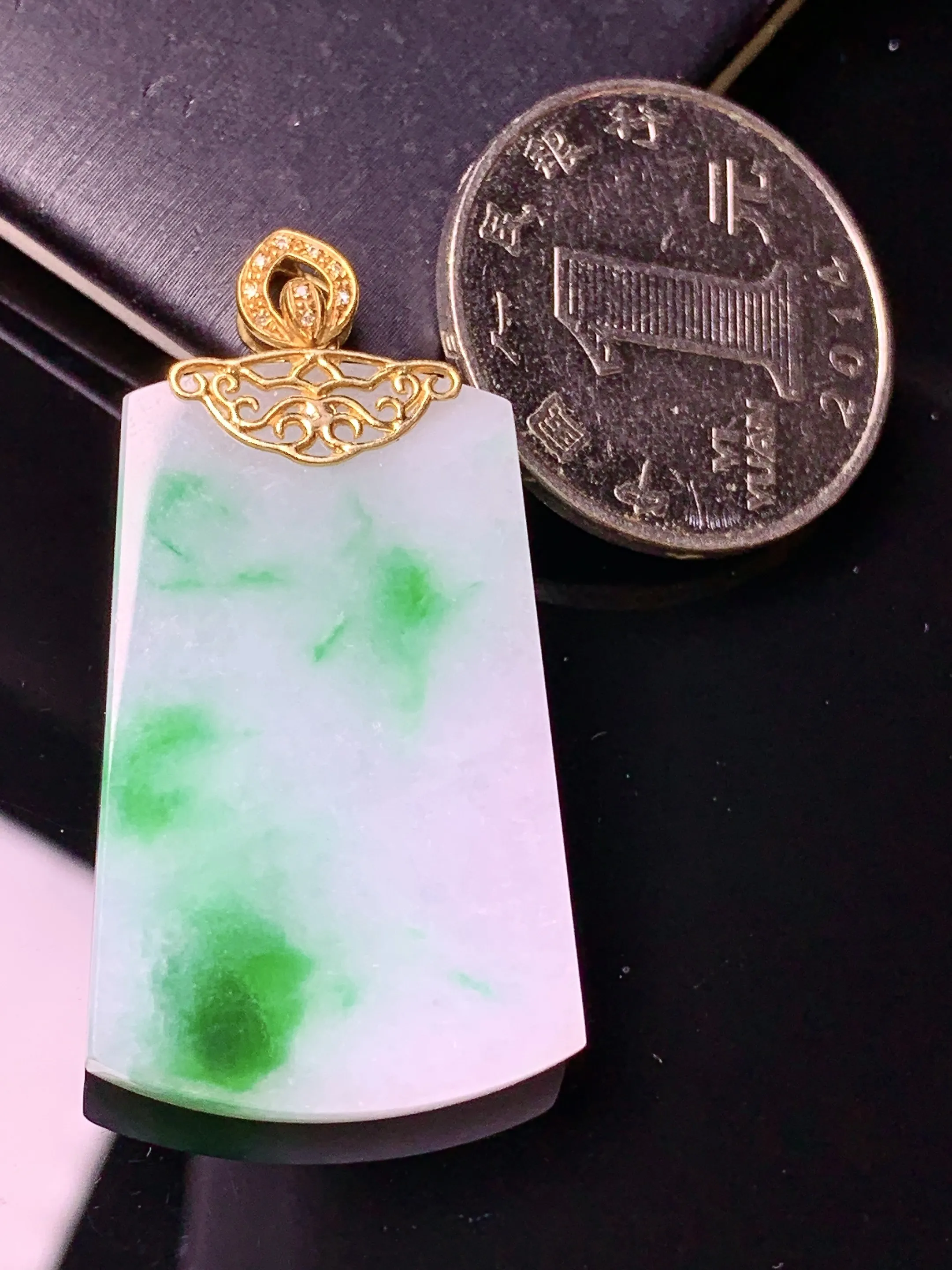 18k金钻镶嵌飘绿无事牌吊坠 玉质细腻 色泽清新艳丽 整体尺寸41.5*21.3*3.7