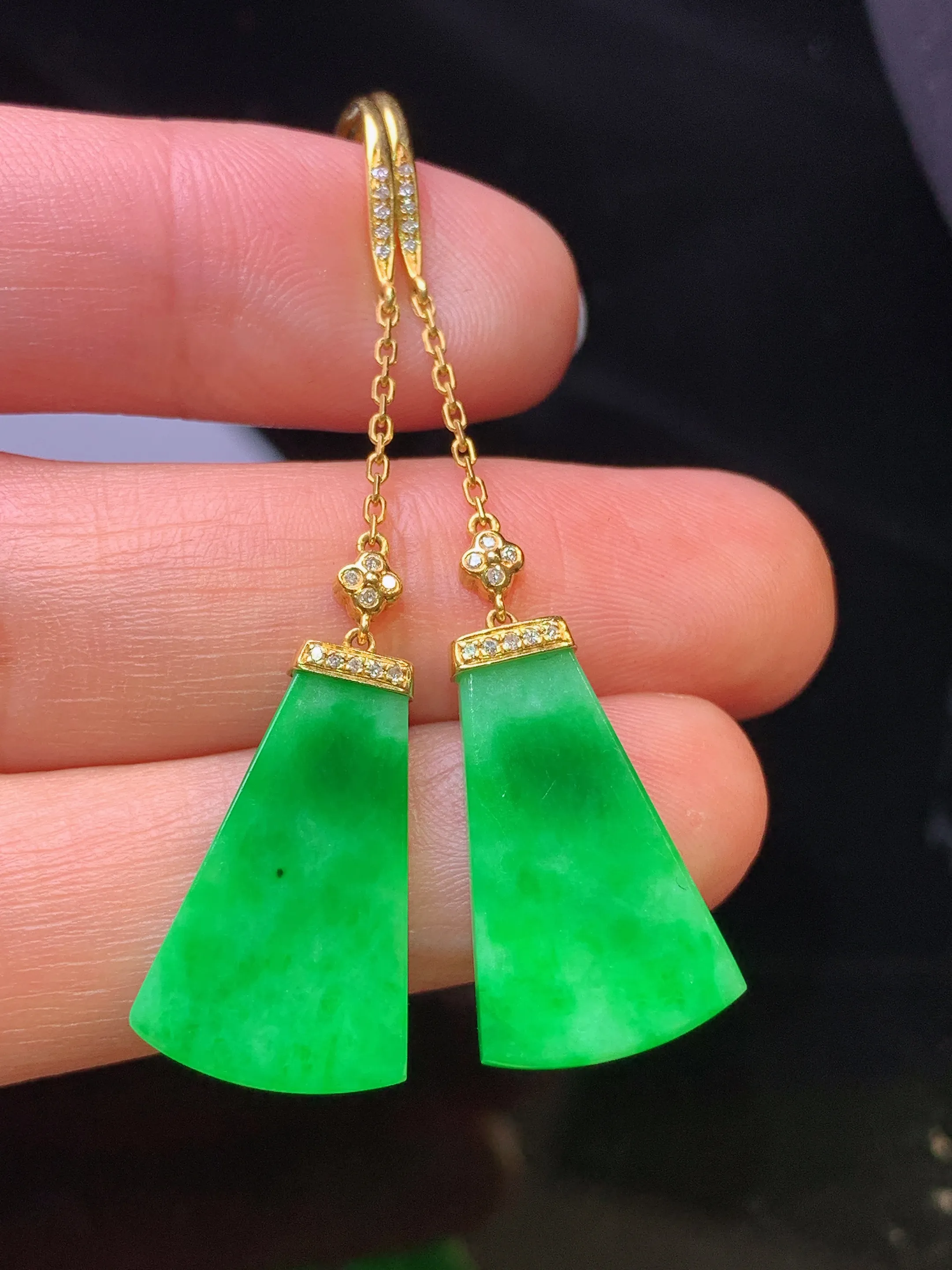 18k金钻镶嵌翠绿无事牌耳坠 玉质细腻 色泽清新艳丽 整体尺寸52.3*12.6*2.8