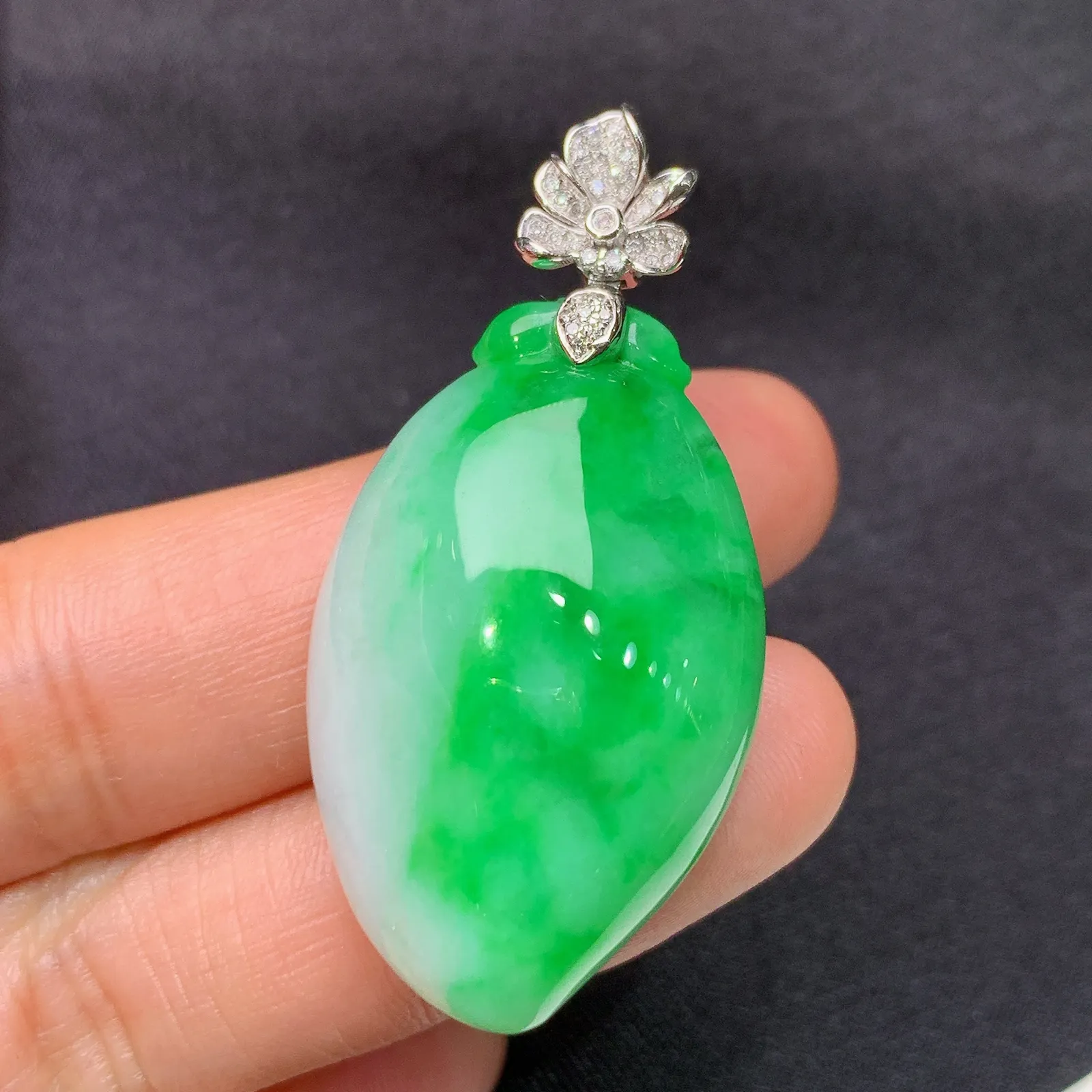飘绿福瓜吊坠，18k金镶嵌，冰润色阳，玉质细腻，种水足，M002 尺寸43.9*21.5*12