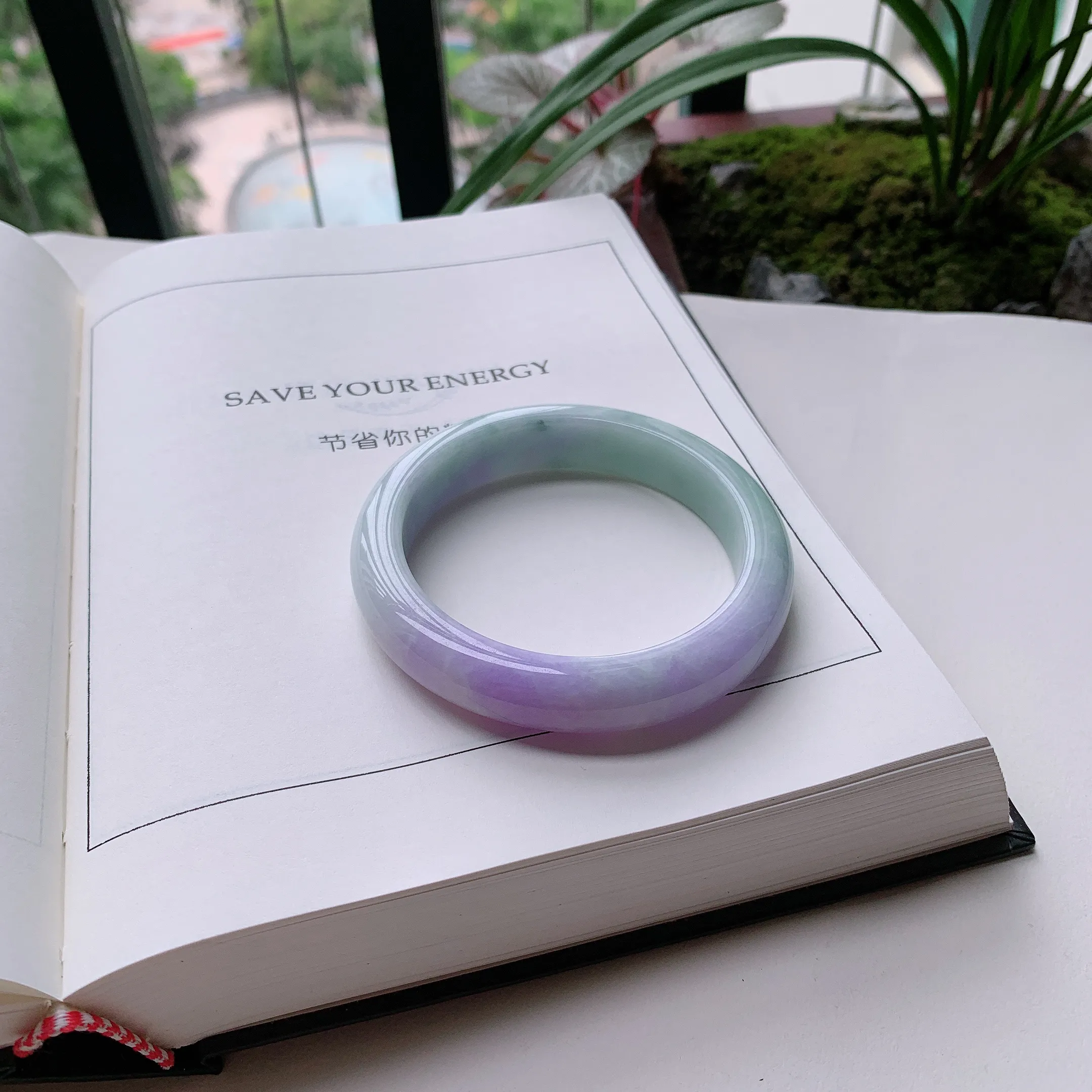 正圈58圈口，天然A货翡翠冰糯种水润飘绿玉手镯，水润秀丽，飘花灵动，种水十足，视觉甜美可人，恰到好处的美，十分高雅耐看，条形优美，上手优雅大方。65.60