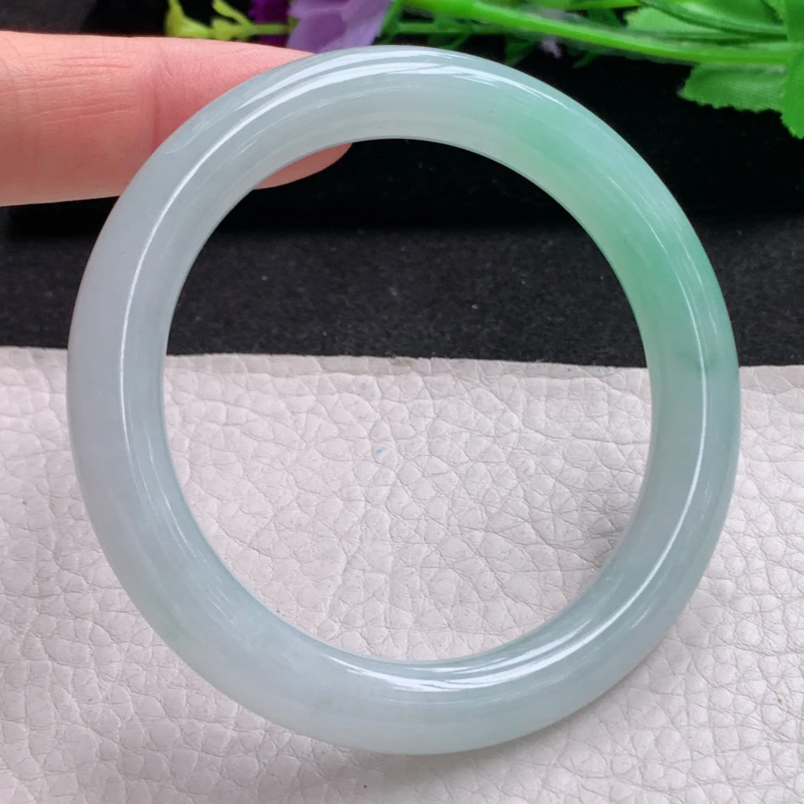 Hf实拍55.3*9.6缅甸翡翠手镯双彩半山半水圆镯浅绿圆条玉镯福镯