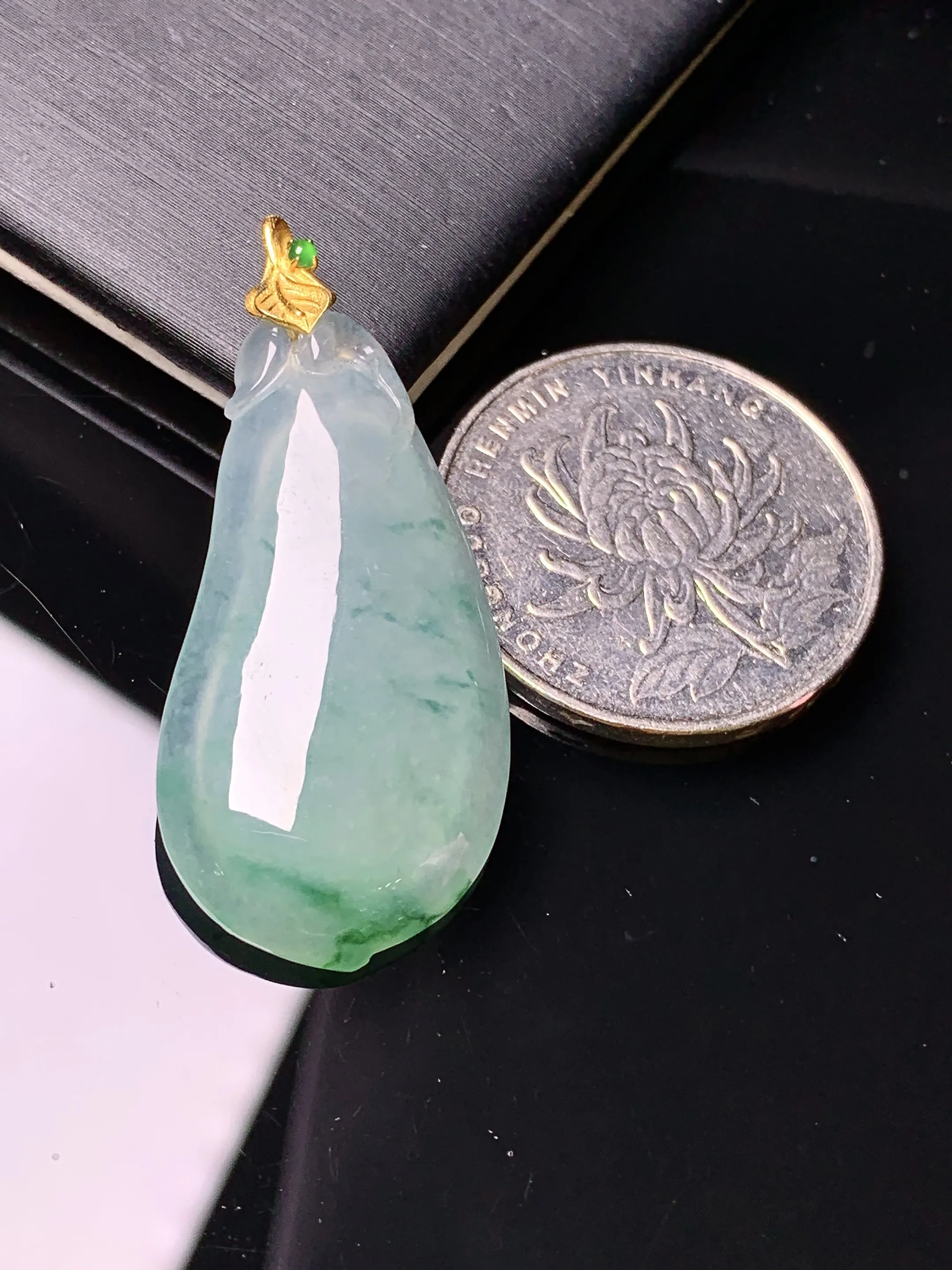 18k金镶嵌飘绿福瓜吊坠 玉质细腻 色泽清新艳丽 整体尺寸39.6*17.7*5
