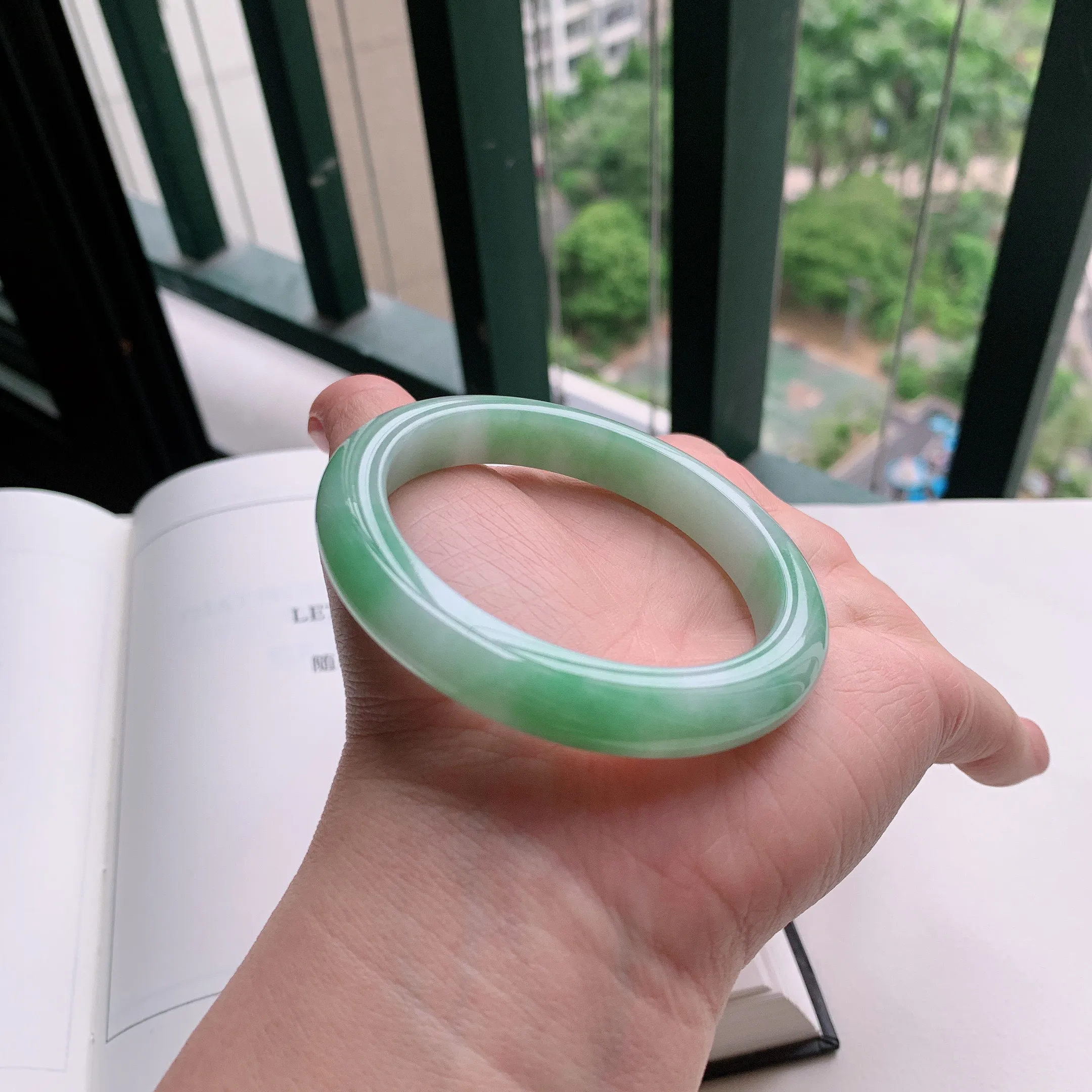 正圈55圈口，天然A货翡翠冰糯种水润飘绿玉手镯，水润秀丽，飘花灵动，种水十足，视觉甜美可人，恰到好处的美，十分高雅耐看，条形优美，上手优雅大方。46.47