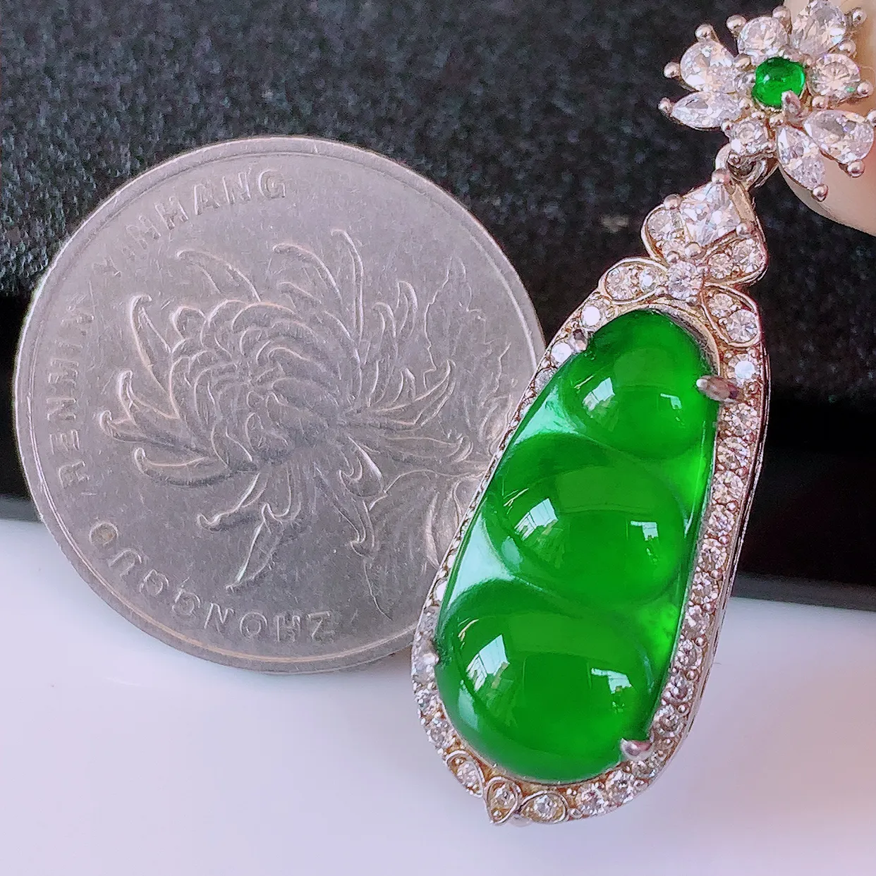 冰透满绿翡翠925银镶嵌四季豆吊坠，自然光实拍，翠色灵动，颜色漂亮，种老水足，品相佳，佩戴佳品！#97.25整体37*12*7.2裸石19.5*9.5