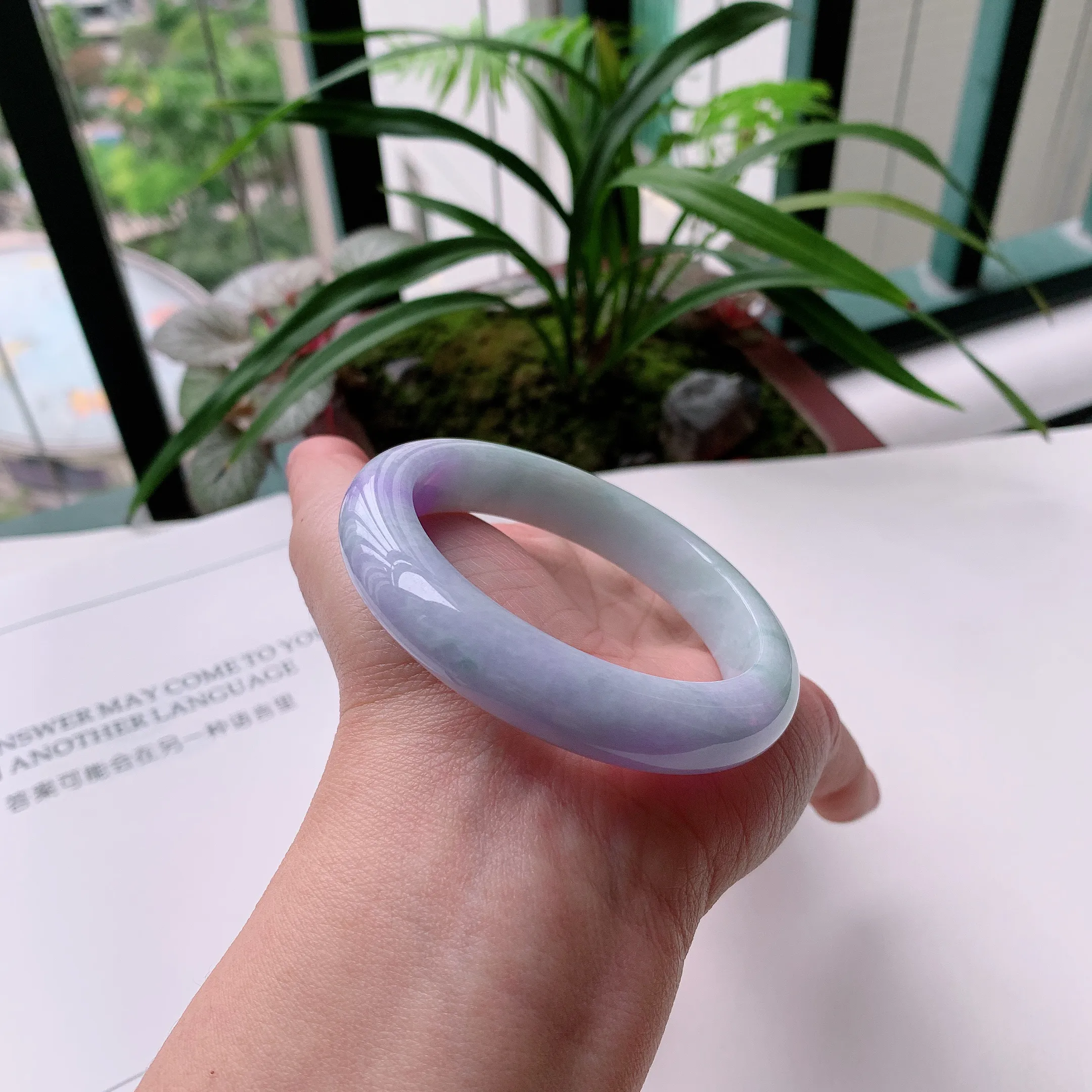 正圈55圈口，天然A货翡翠冰糯种水润飘绿玉手镯，水润秀丽，飘花灵动，种水十足，视觉甜美可人，恰到好处的美，十分高雅耐看，条形优美，上手优雅大方。57.45