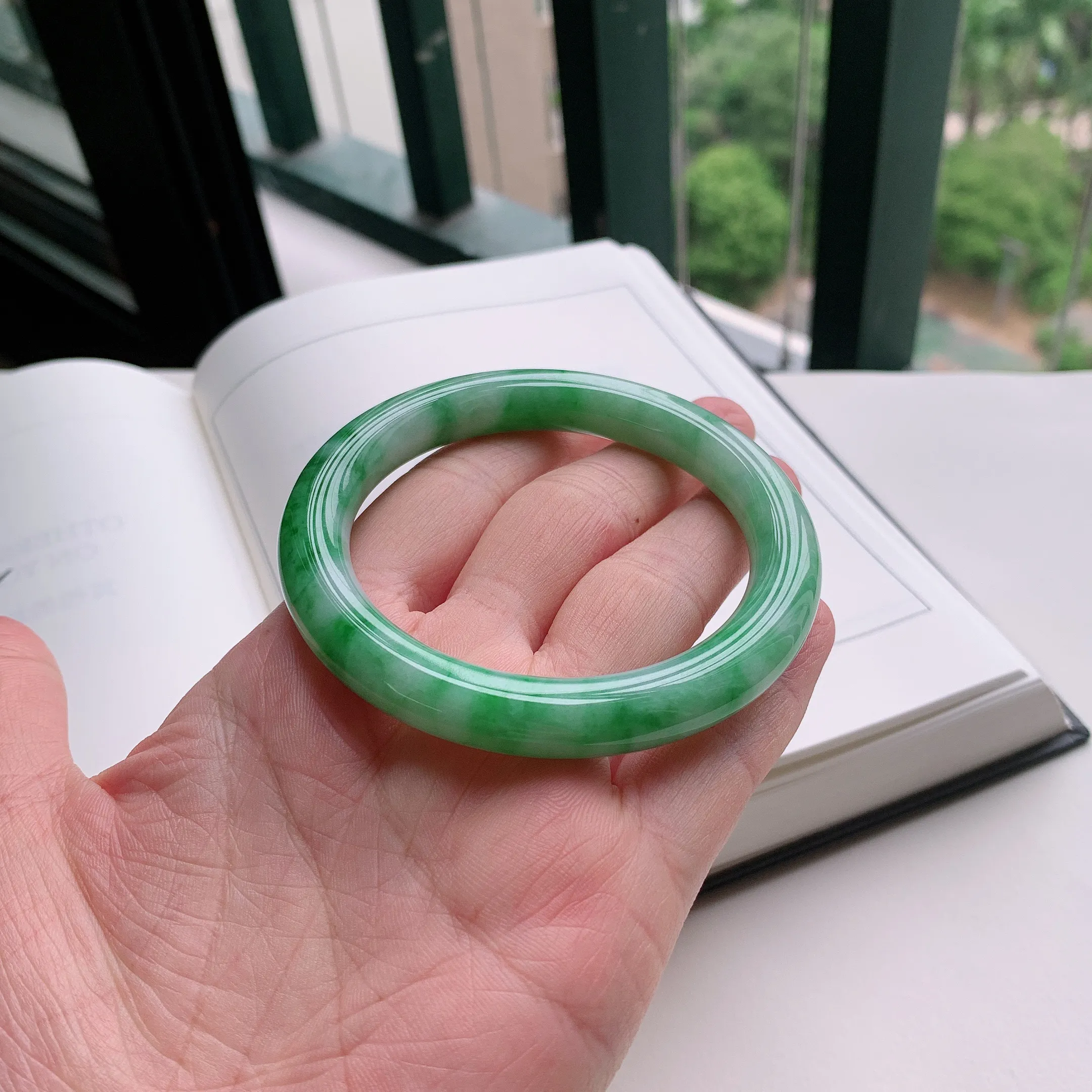 圆条55圈口，天然A货翡翠冰糯种水润飘绿玉手镯，水润秀丽，飘花灵动，种水十足，视觉甜美可人，恰到好处的美，十分高雅耐看，条形优美，上手优雅大方。49.63
