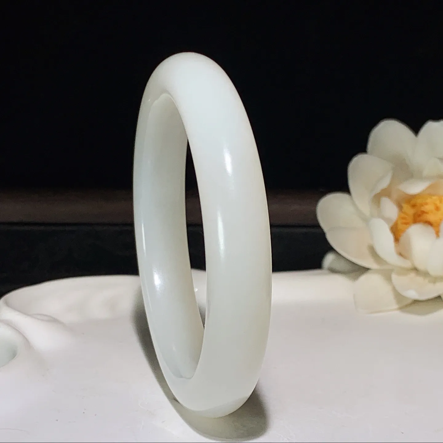 54圈口 新疆和田玉白玉羊脂白籽料手镯 54圈口条宽11厚9重46.8克。玉质细腻油润。手推出油。佩戴高端典雅。lt260129