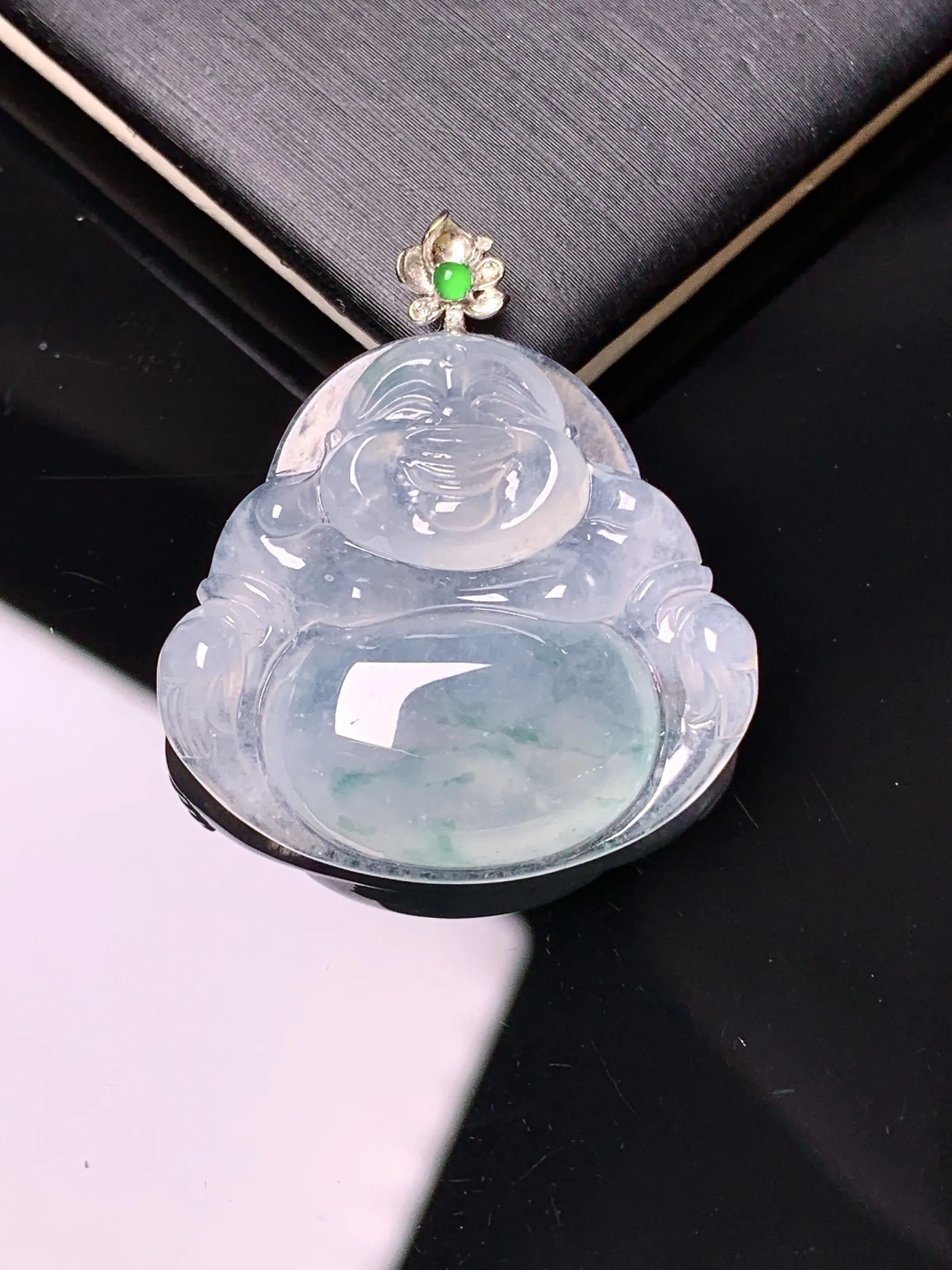 18k金镶嵌冰种佛公吊坠 玉质细腻 色泽清新艳丽 整体尺寸31.2*27.3*6