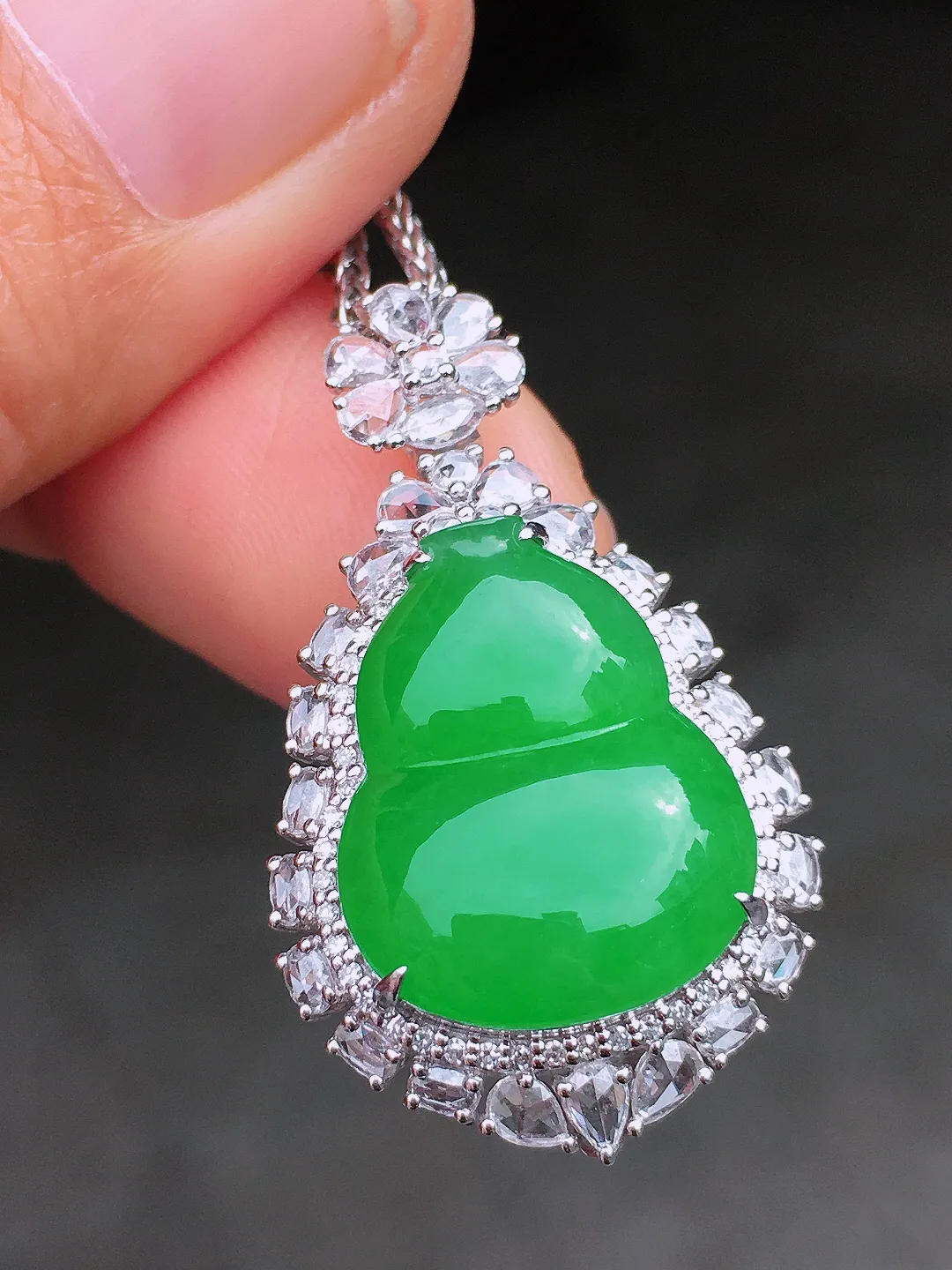 阳绿葫芦吊坠，色泽均匀艳丽，玉质细腻，荧光感超
强，饱满圆润，尽显优雅气质，18k
金豪华镶嵌