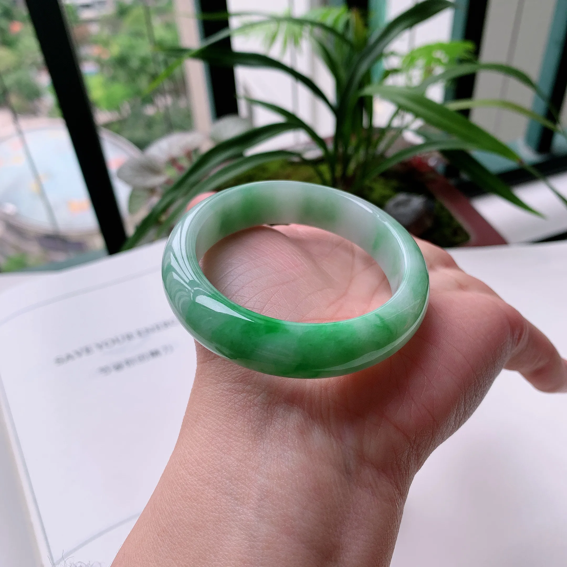 贵妃56圈口，天然A货翡翠冰糯种水润飘绿玉手镯，水润秀丽，飘花灵动，种水十足，视觉甜美可人，恰到好