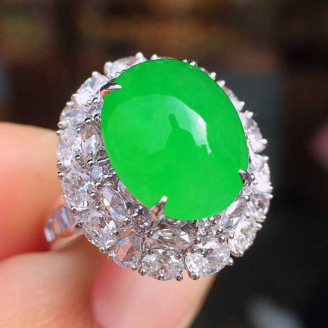 阳绿蛋面戒指，色泽均匀艳丽，玉质细腻，荧光感超
强，饱满圆润，尽显优雅气质，18k
金豪华镶嵌