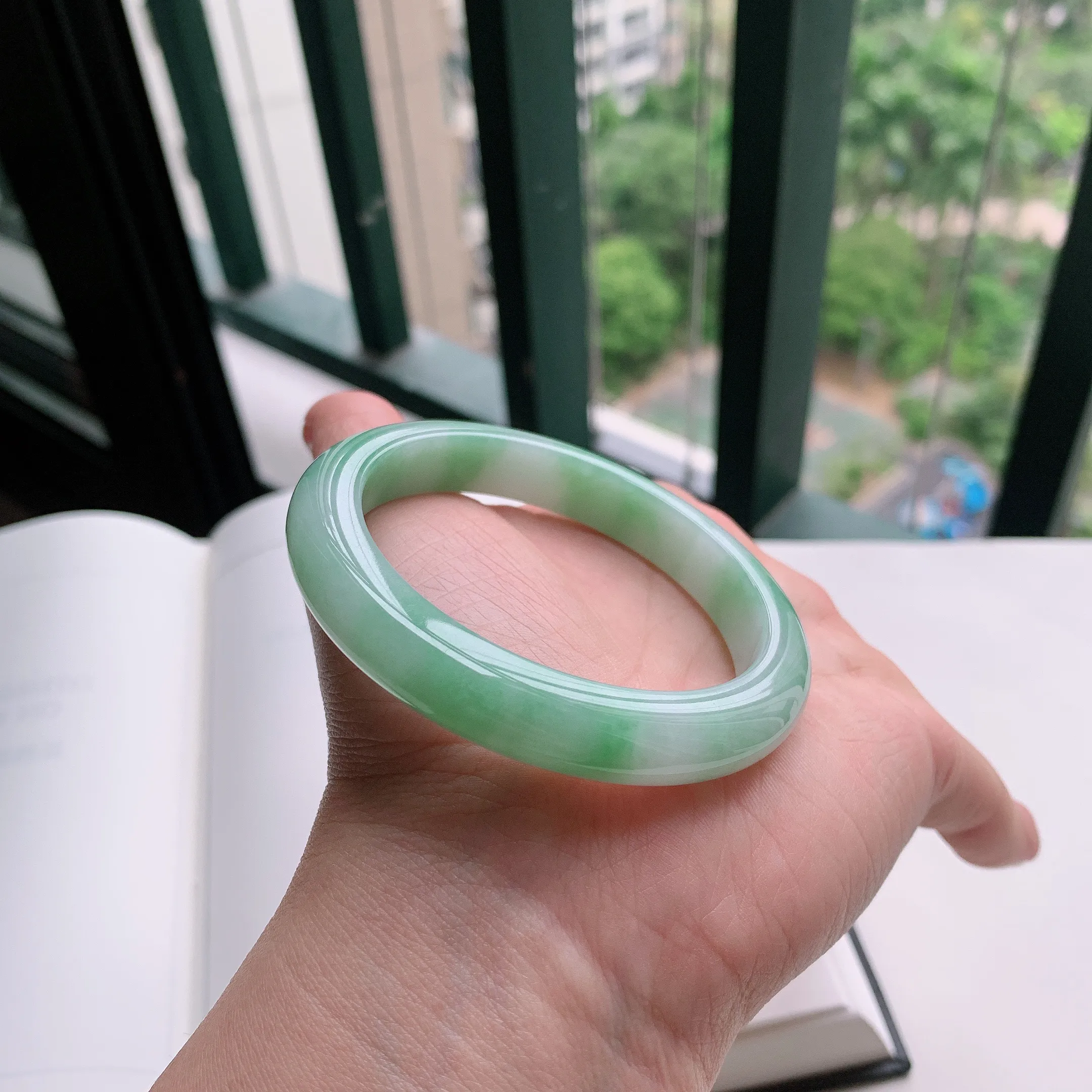 正圈55圈口，天然A货翡翠冰糯种水润飘绿玉手镯，水润秀丽，飘花灵动，种水十足，视觉甜美可人，恰到好处的美，十分高雅耐看，条形优美，上手优雅大方。46.47