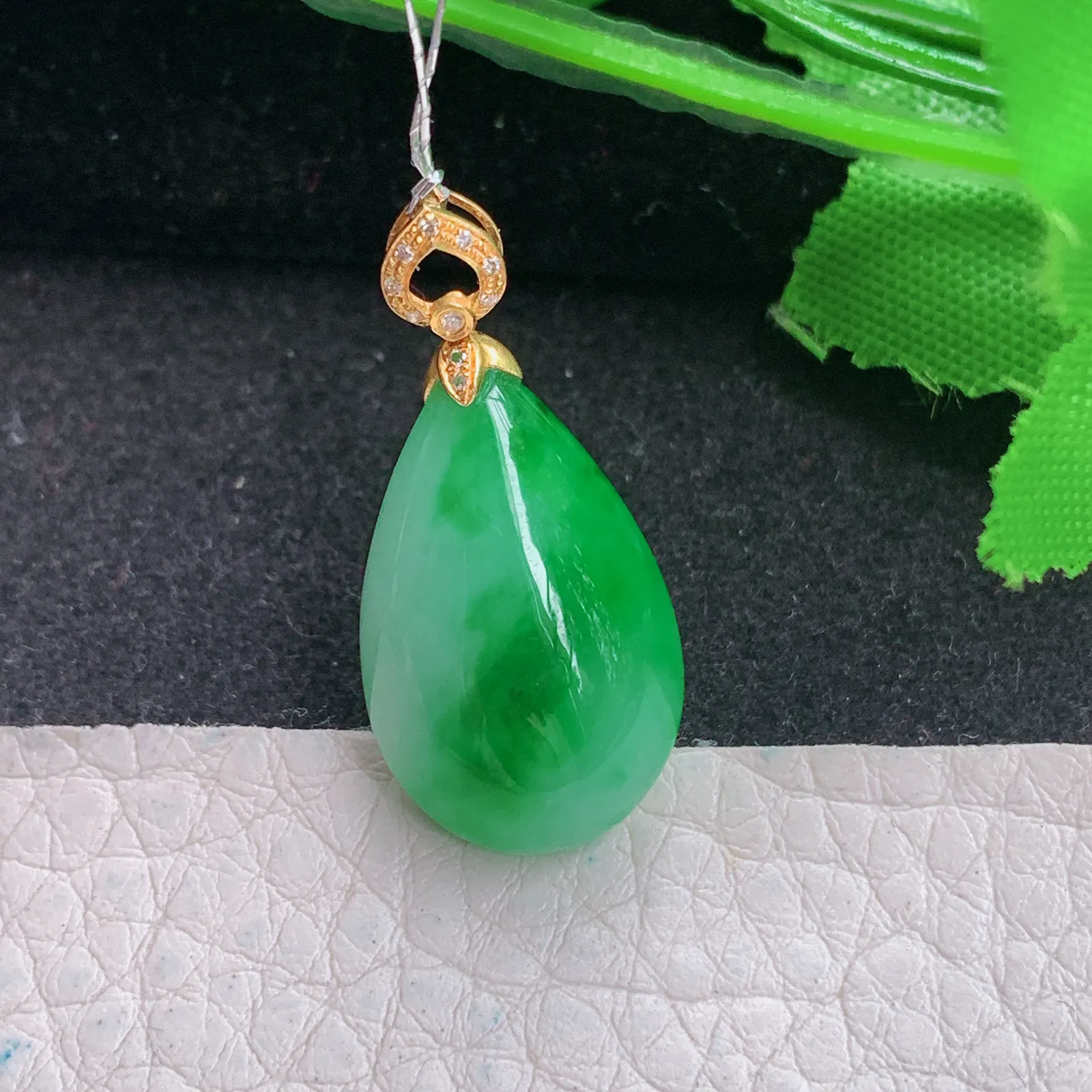 qxm实拍23.5*14.2*8缅甸翡翠精雕辣绿饱满水滴玉吊坠 玉挂件