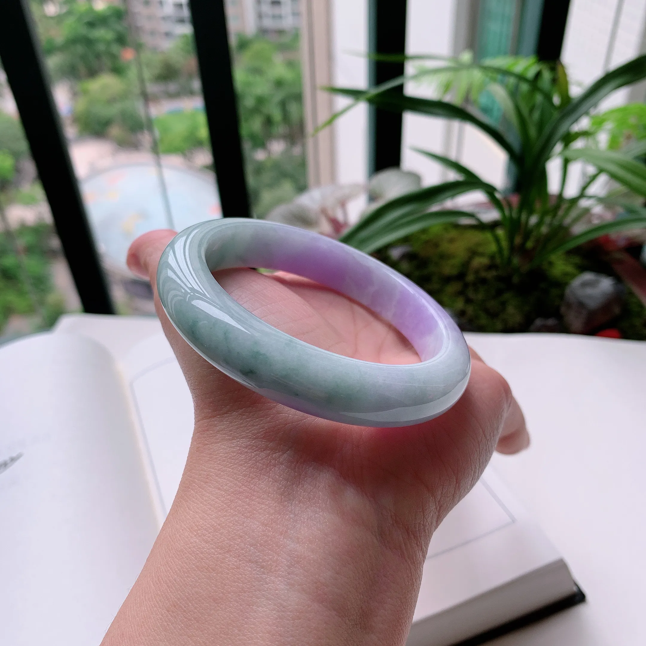 正圈58圈口，天然A货翡翠冰糯种水润飘绿玉手镯，水润秀丽，飘花灵动，种水十足，视觉甜美可人，恰到好处的美，十分高雅耐看，条形优美，上手优雅大方。65.60