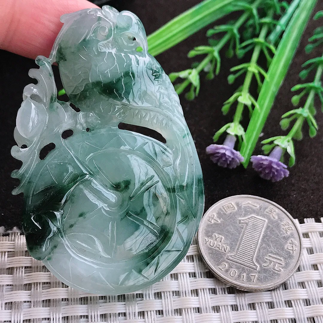 实拍A货翡翠62.7/41.8/9.6老坑冰润起胶飘花英明神武鹦鹉吊坠翡翠玉牌挂件