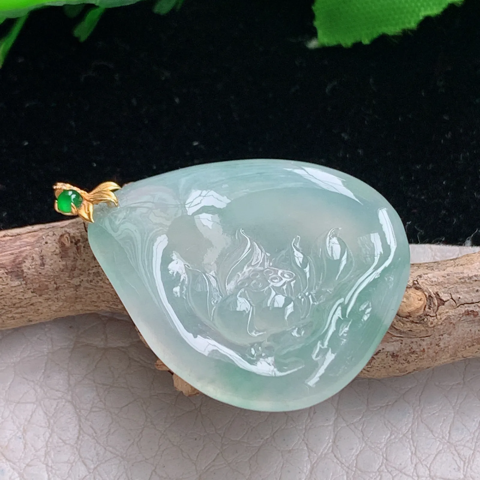 lz实拍32.8*27.8*4.3缅甸翡翠精雕冰透一朵清莲吊坠 荷花玉挂坠