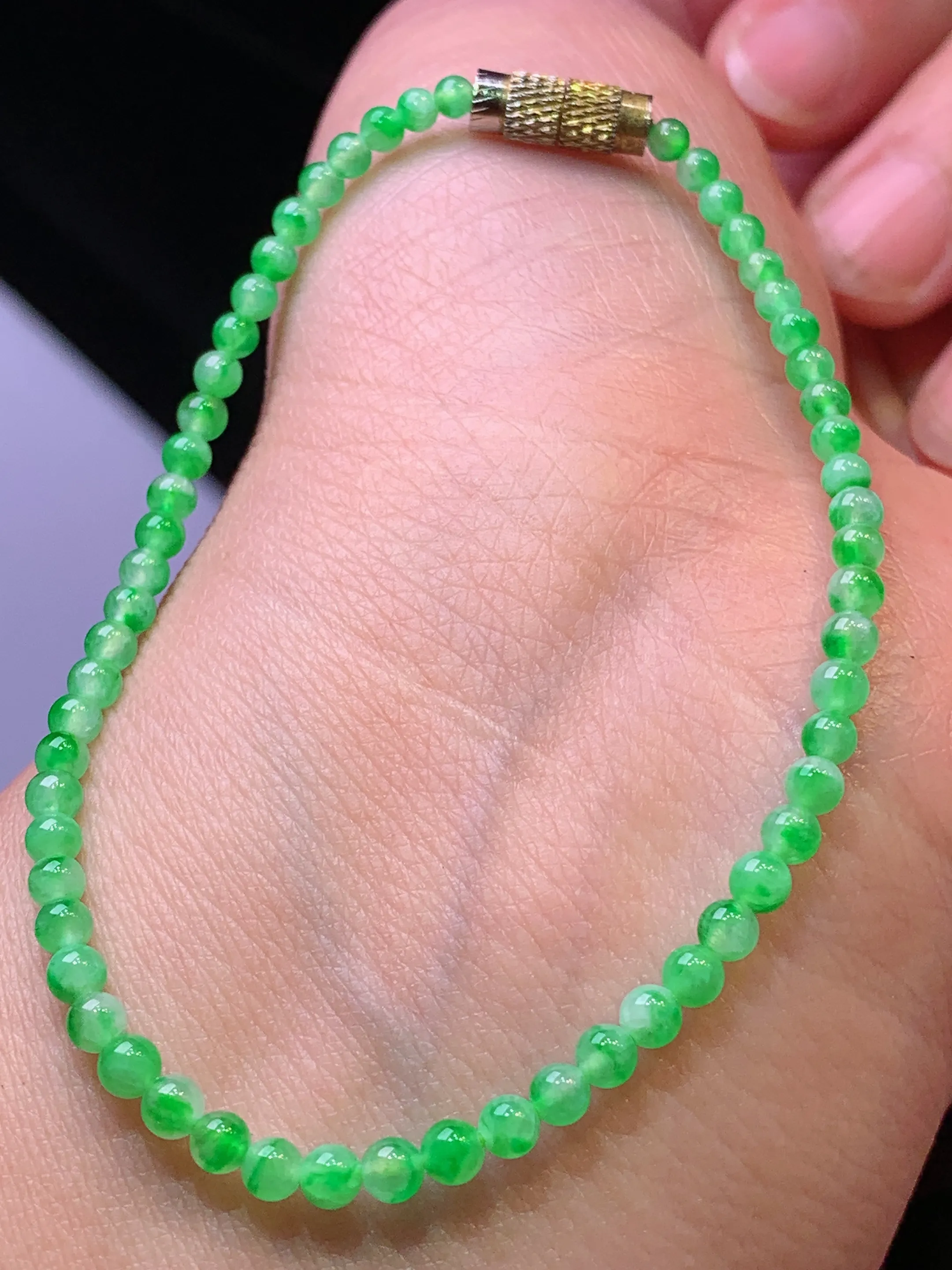 翠绿圆珠手链 玉质细腻 色泽清新艳丽 整体尺寸3.2