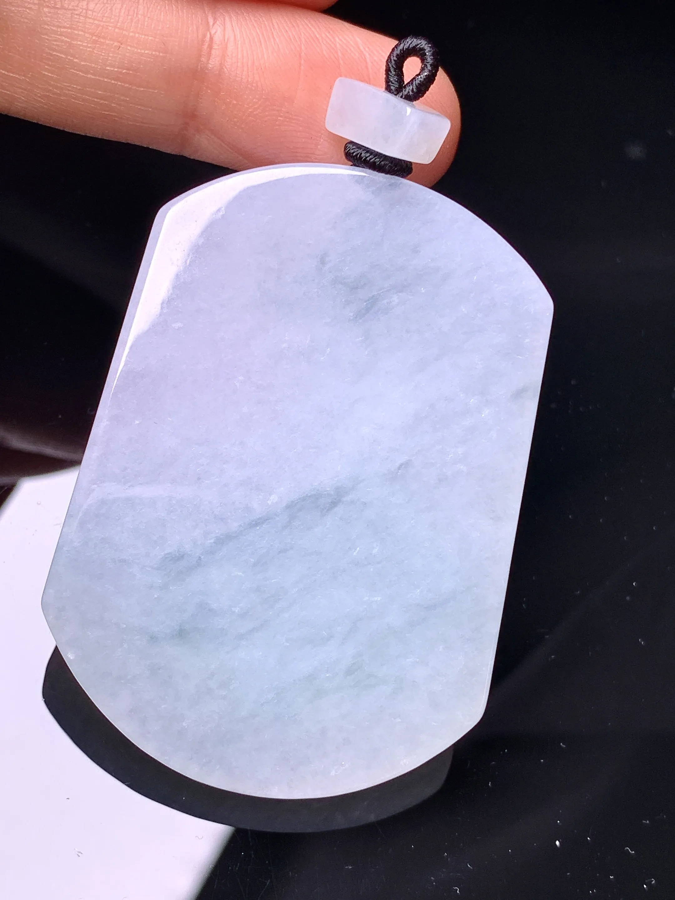 冰种飘花无事牌吊坠 玉质细腻 色泽清新艳丽 整体尺寸51.6*36.8*5.5