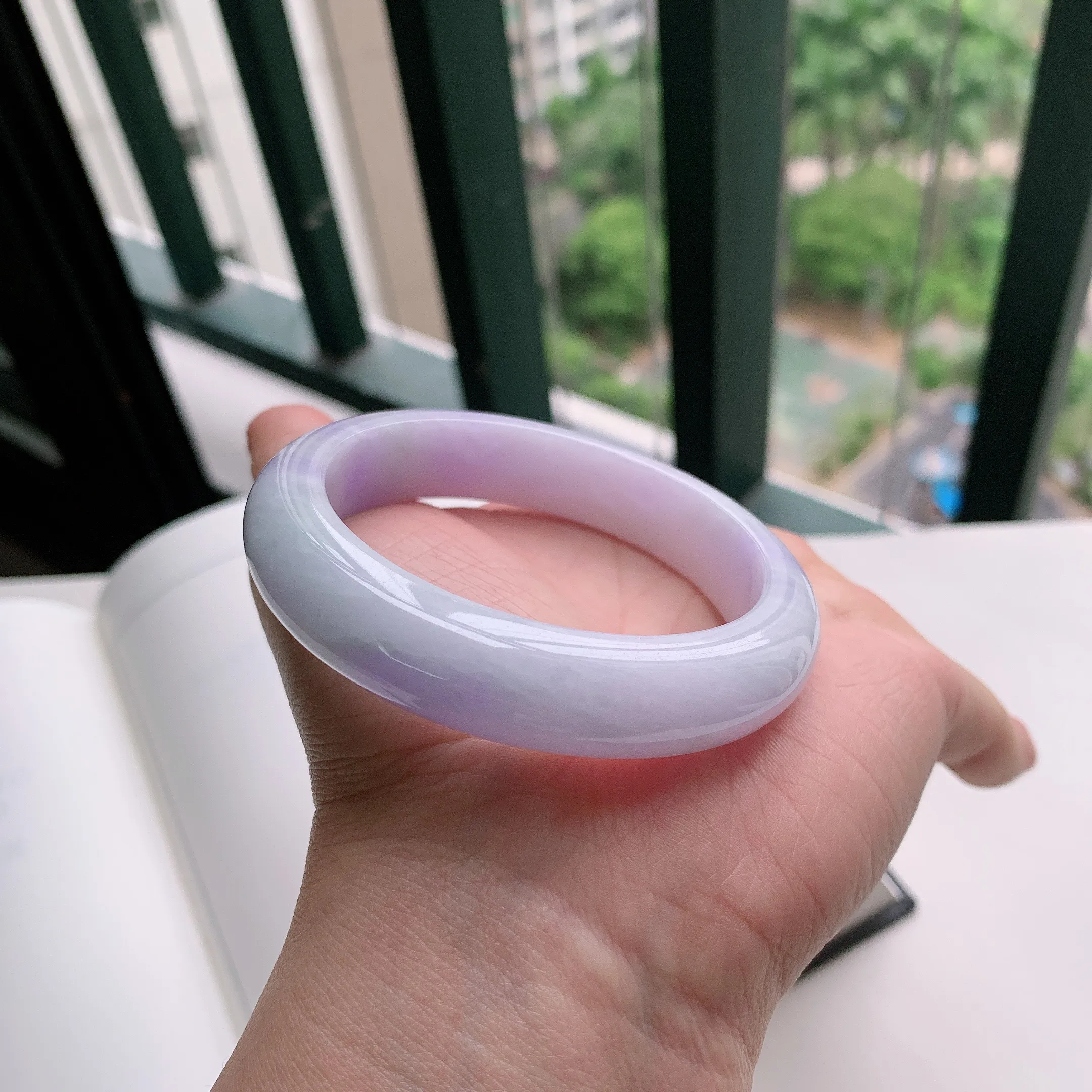 正圈55圈口，天然A货翡翠冰糯种水润飘绿玉手镯，水润秀丽，飘花灵动，种水十足，视觉甜美可人，恰到好处的美，十分高雅耐看，条形优美，上手优雅大方。61.63