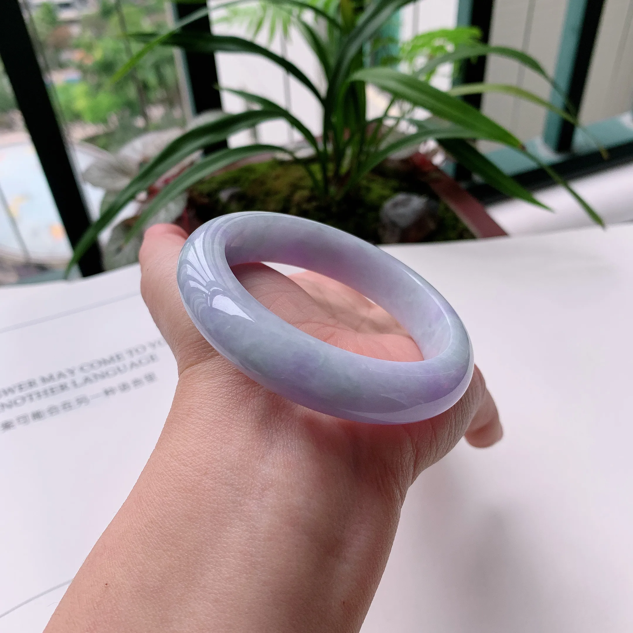 正圈55圈口，天然A货翡翠冰糯种水润飘绿玉手镯，水润秀丽，飘花灵动，种水十足，视觉甜美可人，恰到好处的美，十分高雅耐看，条形优美，上手优雅大方。62.50