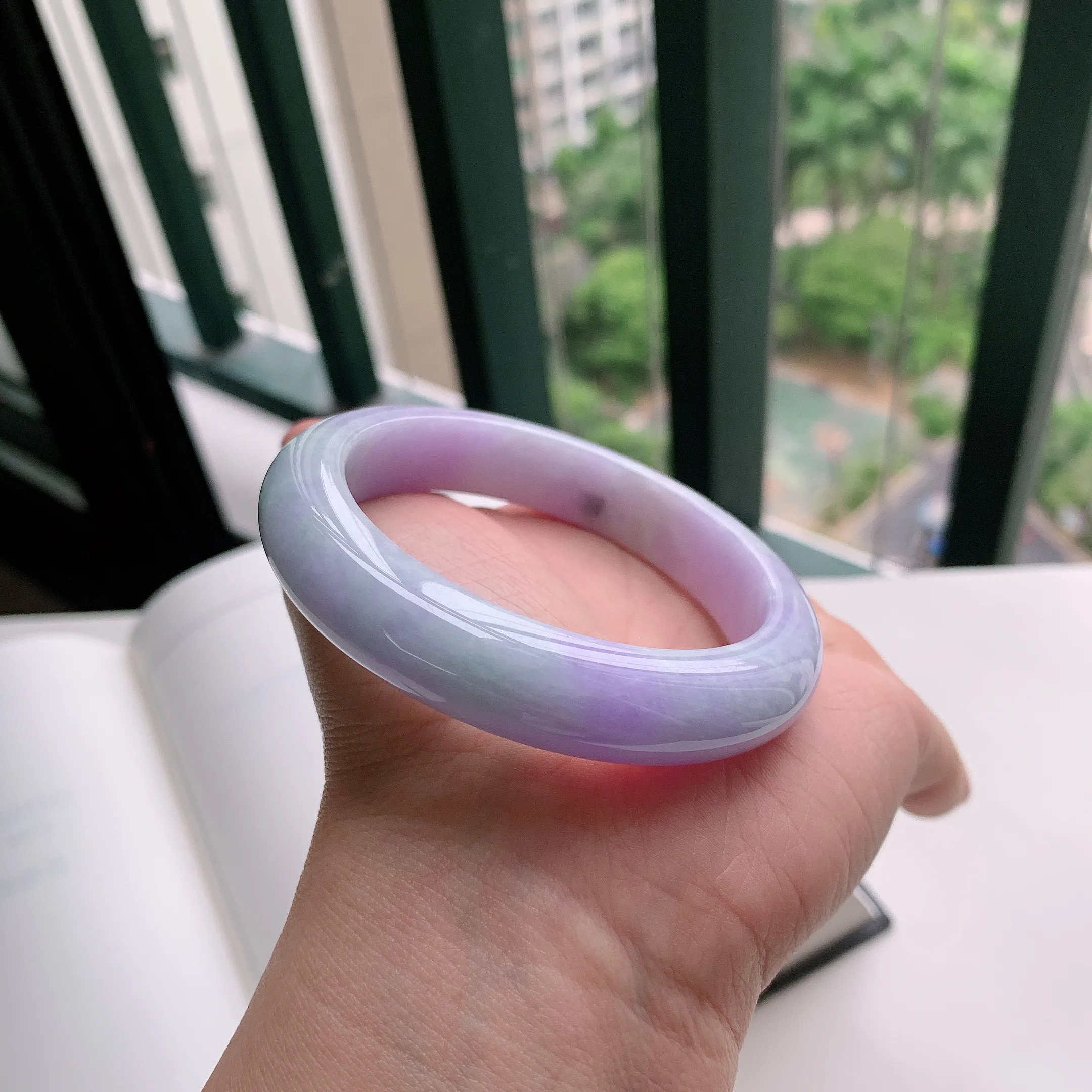 正圈57圈口，天然A货翡翠冰糯种水润飘绿玉手镯，水润秀丽，飘花灵动，种水十足，视觉甜美可人，恰到好处的美，十分高雅耐看，条形优美，上手优雅大方。65.35