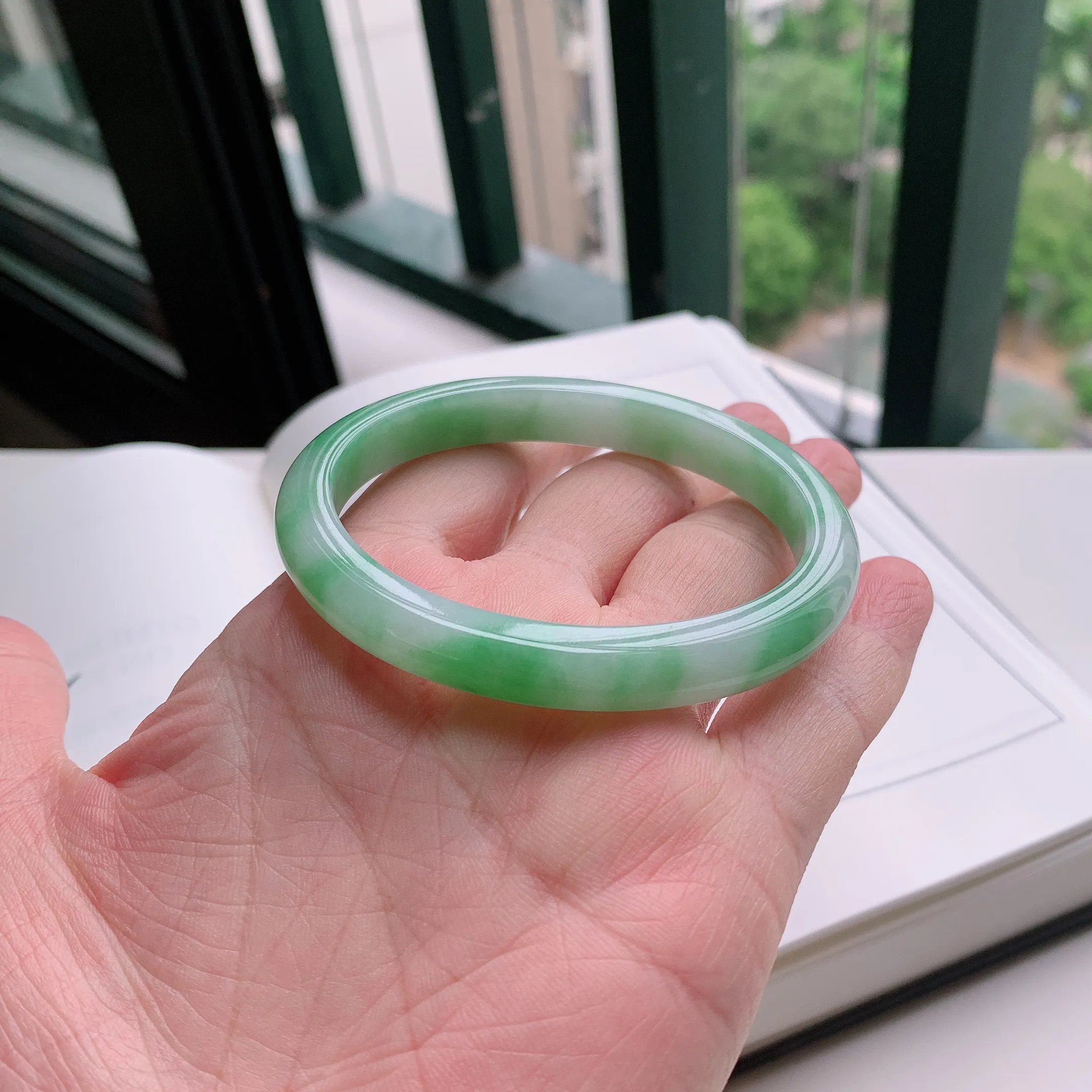 贵妃56圈口，天然A货翡翠冰糯种水润飘绿玉手镯，水润秀丽，飘花灵动，种水十足，视觉甜美可人，恰到好处的美，十分高雅耐看，条形优美，上手优雅大方。31.01