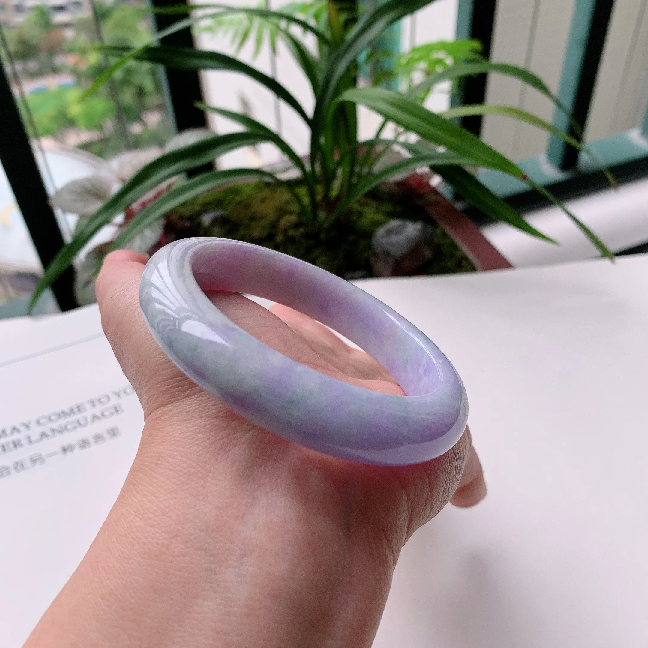 正圈57圈口，天然A货翡翠冰糯种水润飘绿玉手镯，水润秀丽，飘花灵动，种水十足，视觉甜美可人，恰到好处的美，十分高雅耐看，条形优美，上手优雅大方。65.53