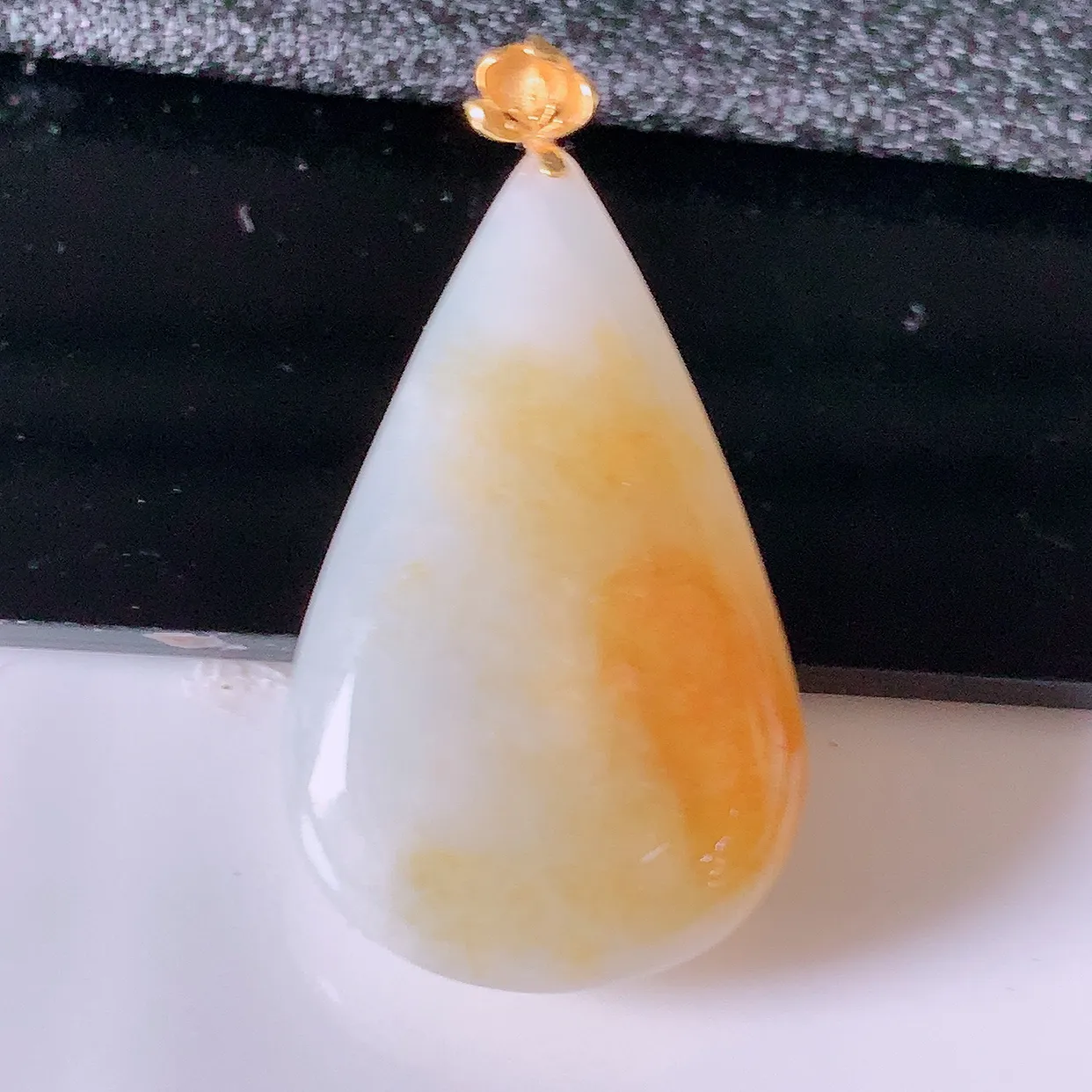 18k金镶嵌冰润黄翡双彩翡翠水滴吊坠，款式新颖时尚，日常百搭的款。清秀高雅，佩戴优雅高贵！#94.2