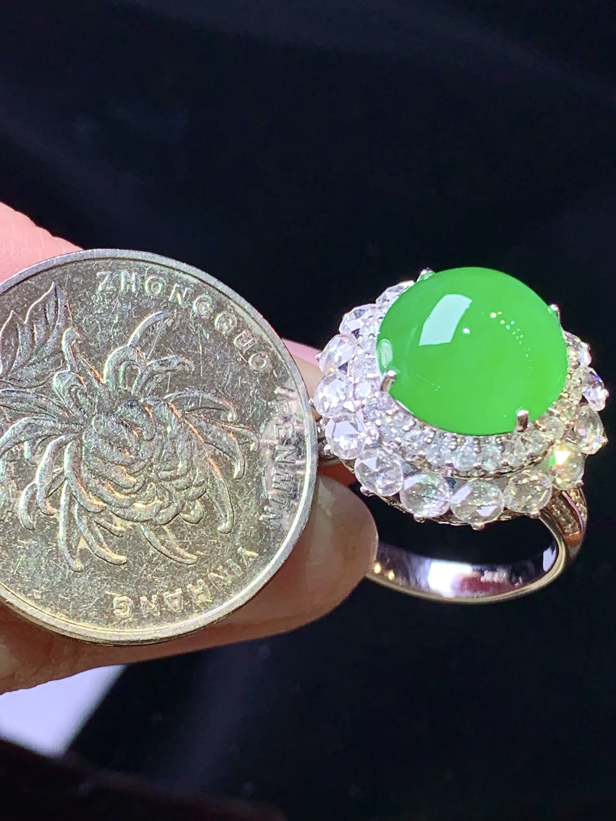 18k金钻镶嵌满绿蛋面戒指 玉质细腻 色泽清新艳丽 圈口14 整体尺寸18.3*14.5