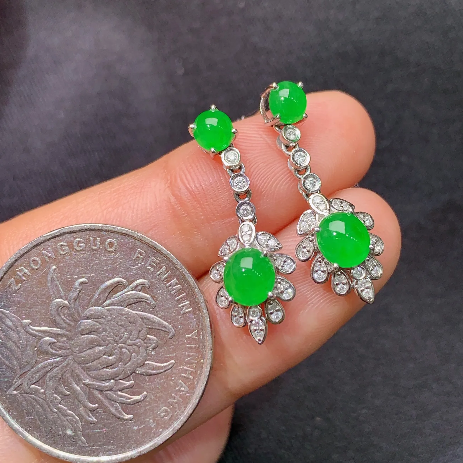 阳绿蛋面耳坠，18k金镶嵌，款式新颖，冰润色阳，种水足，Lp 尺寸5.3*4.7*2.2