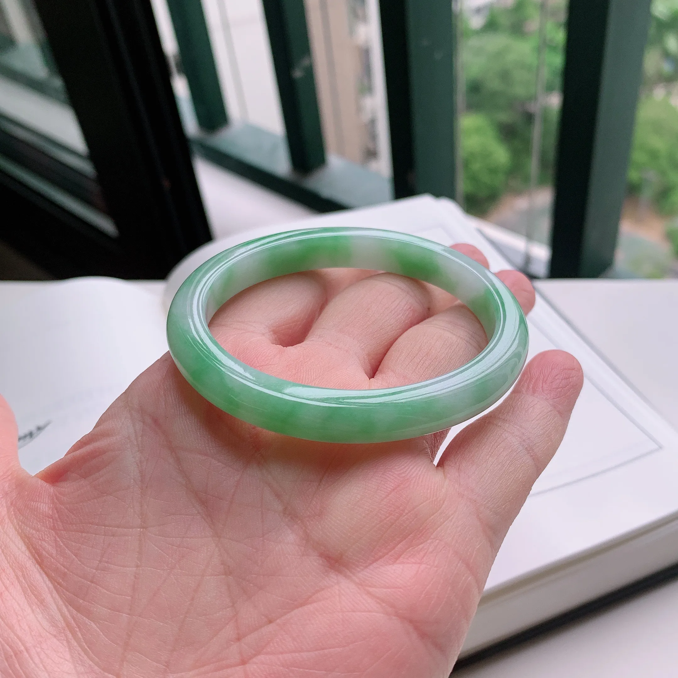 贵妃56圈口，天然A货翡翠冰糯种水润飘绿玉手镯，水润秀丽，飘花灵动，种水十足，视觉甜美可人，恰到好处的美，十分高雅耐看，条形优美，上手优雅大方。31.01