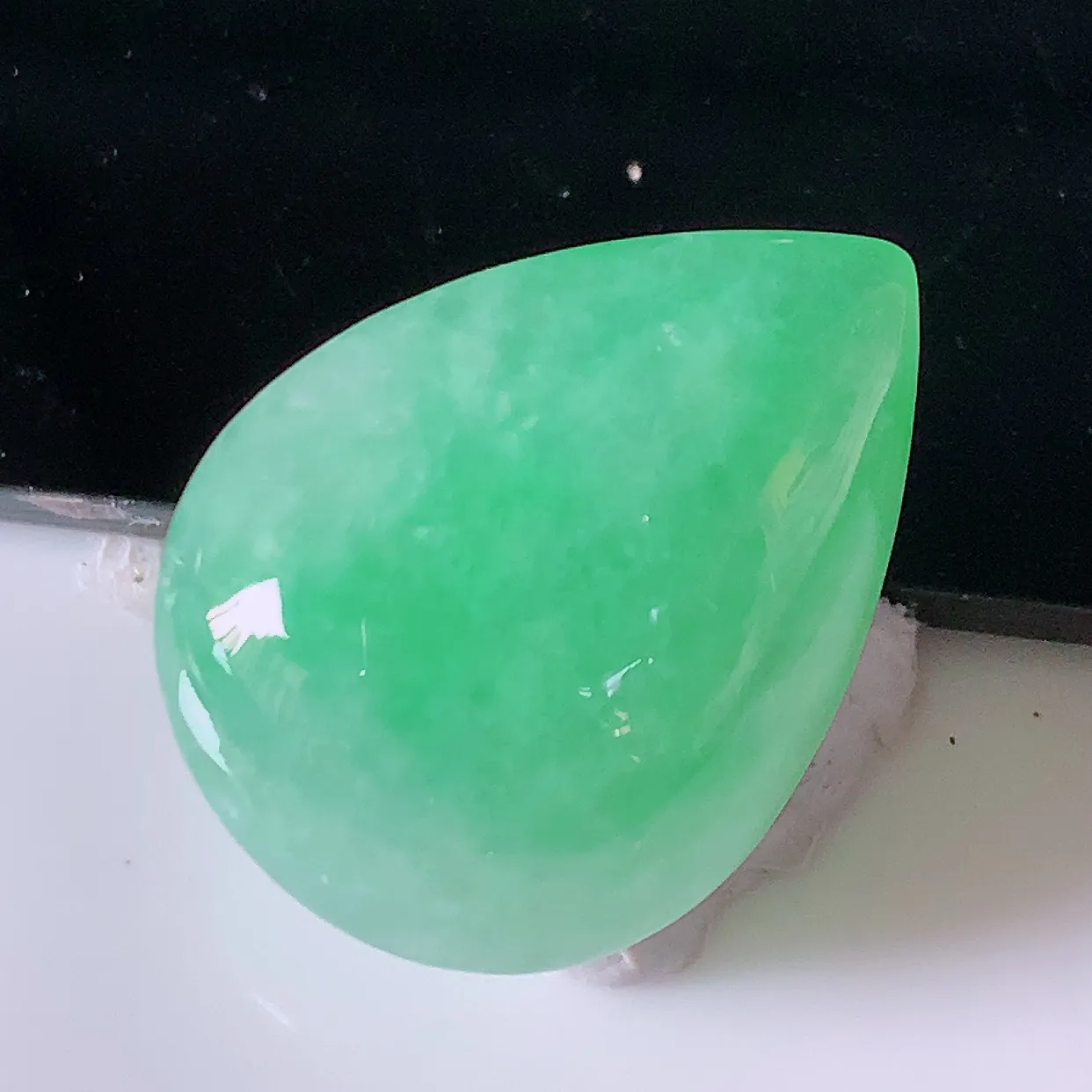 自然光实拍，冰润满绿翡翠水滴戒面，蛋面，翠色灵动，玉质细腻，颜色漂亮，品相佳，镶嵌更靓，佩戴佳品！#94.25