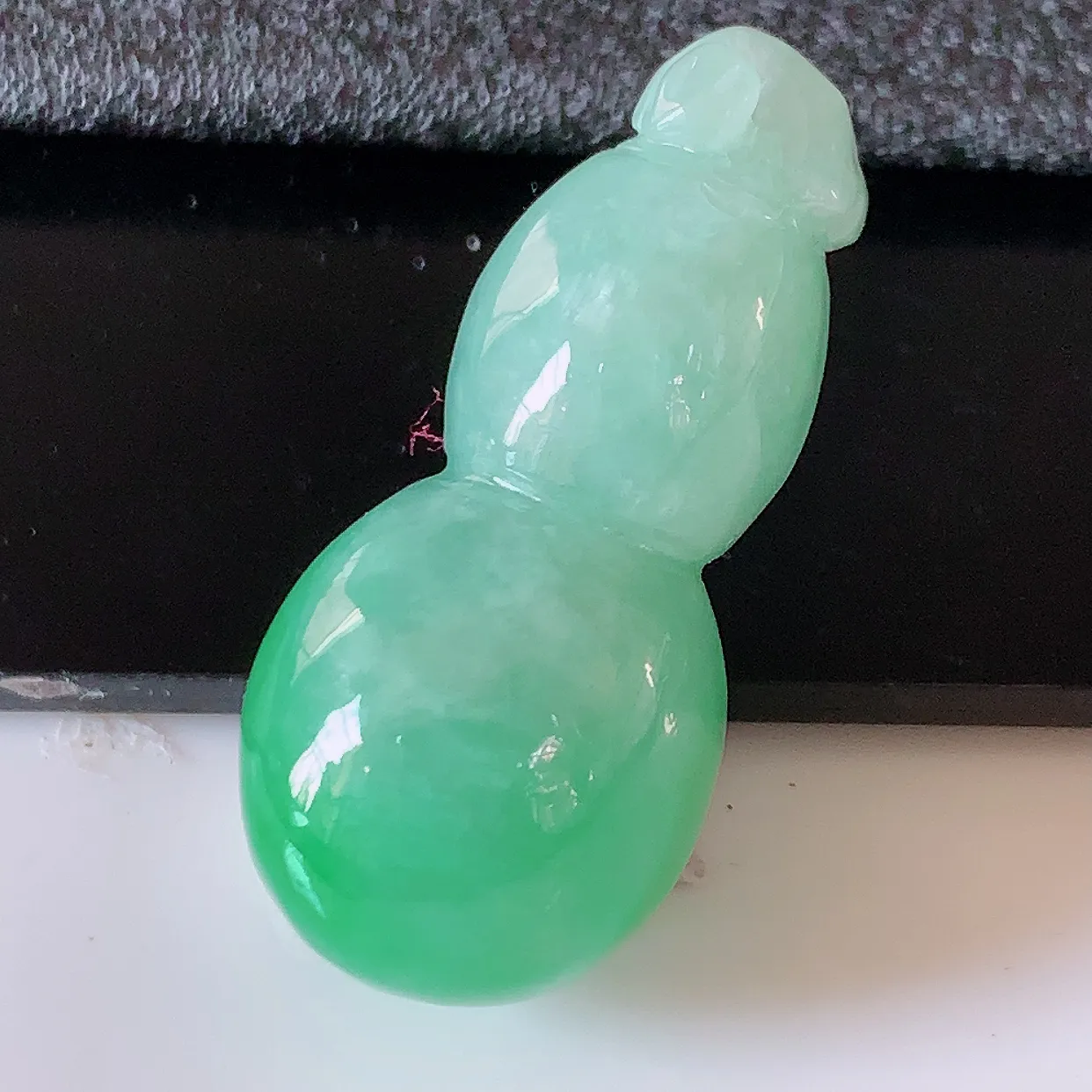 自然光实拍，冰润飘绿翡翠葫芦吊坠，寓意福禄双全，财源滚滚，清新脱俗，佩戴效果优雅迷人！#05.25