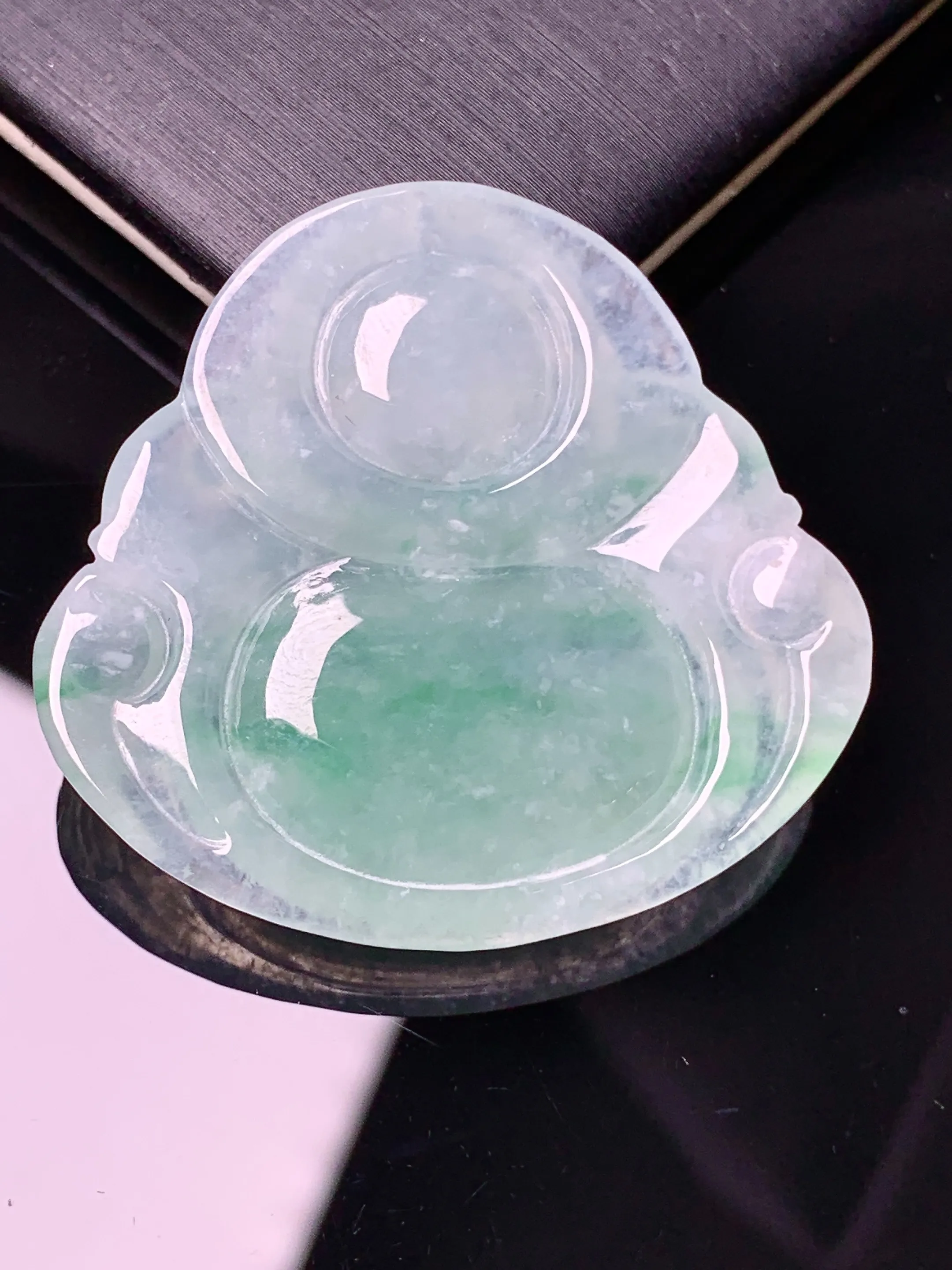 冰种飘绿佛公吊坠 玉质细腻 色泽清新艳丽 整体尺寸33.6*36*6