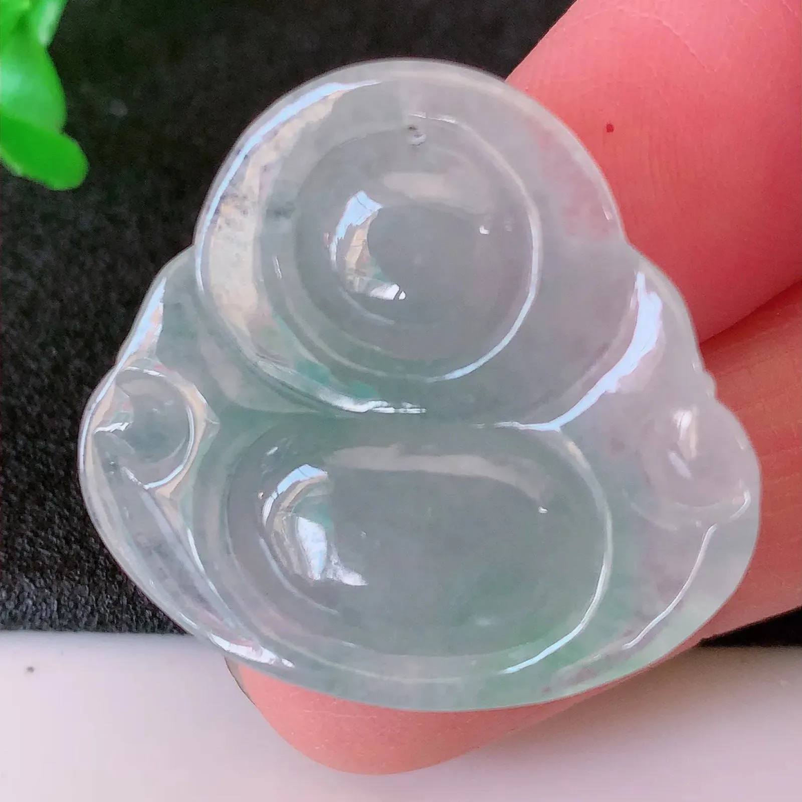 自然光实拍，冰种飘花翡翠佛公吊坠，翠色灵动，佩戴效果时尚出众，尽显气质，玉质细腻，美感十足。#01.25