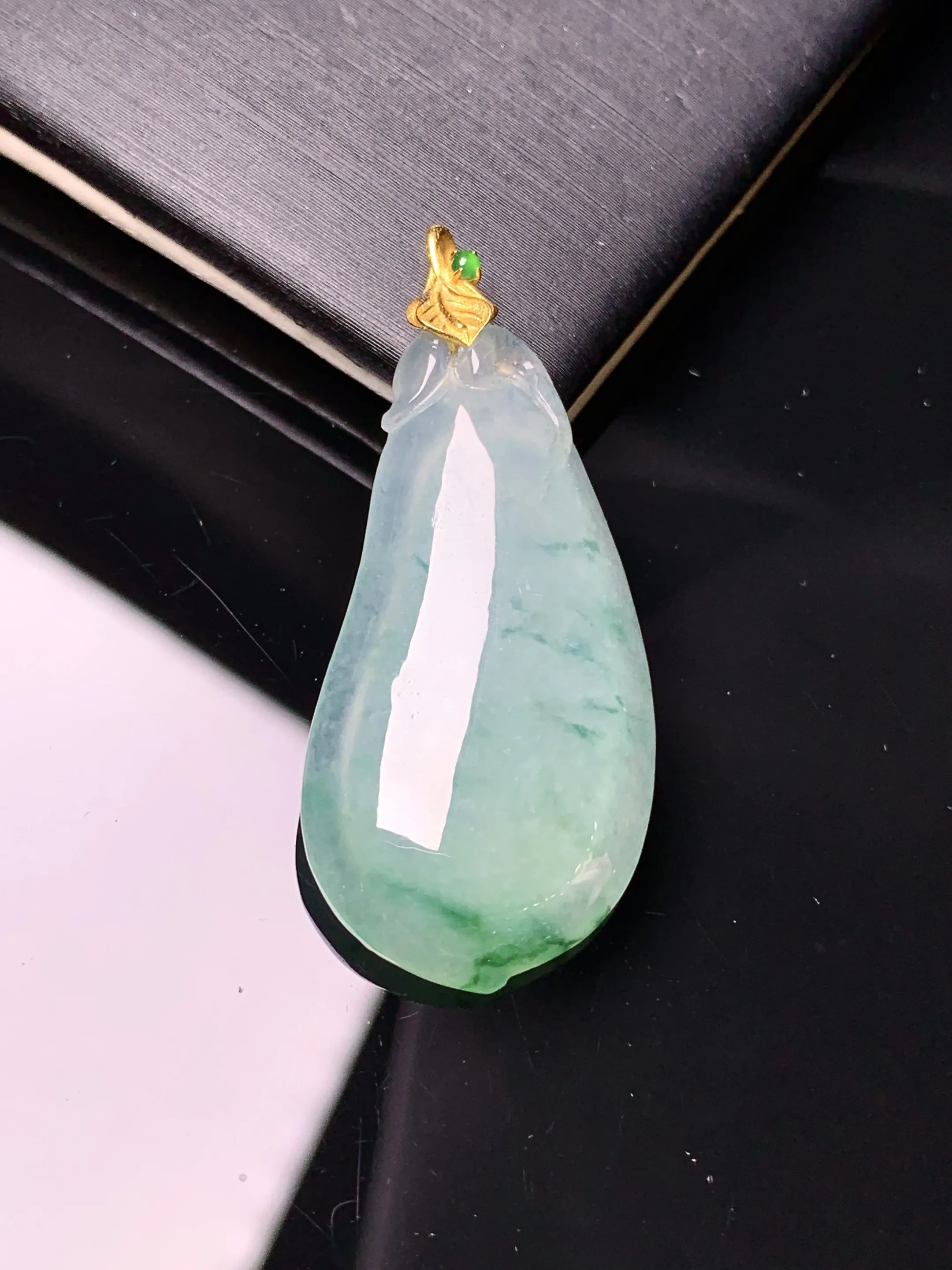 18k金镶嵌飘绿福瓜吊坠 玉质细腻 色泽清新艳丽 整体尺寸39.6*17.7*5