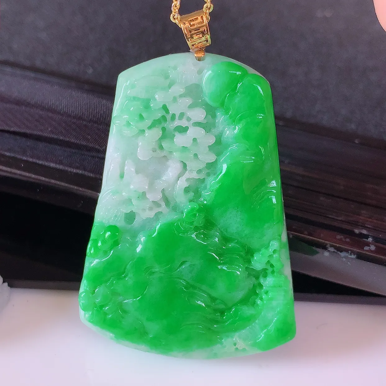 自然光实拍，18K金镶嵌辣绿翡翠山水牌吊坠，寓意“常青、背靠大山、水（财）长流、平安之意”生机盎然的