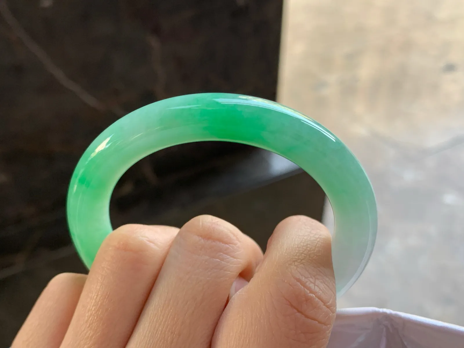 52.5-9.5

绿色圆条手镯^_^色阳 细腻