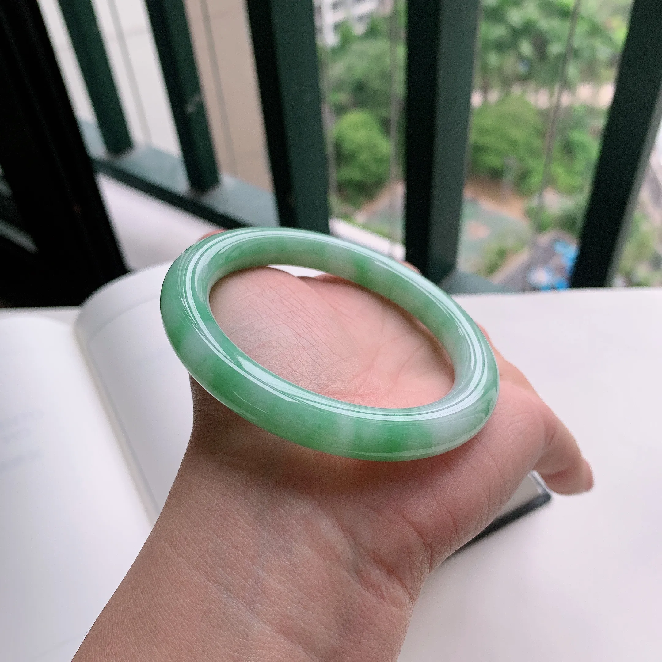圆条57圈口，天然A货翡翠冰糯种水润飘绿玉手镯，水润秀丽，飘花灵动，种水十足，视觉甜美可人，恰到好处的美，十分高雅耐看，条形优美，上手优雅大方。54.19
