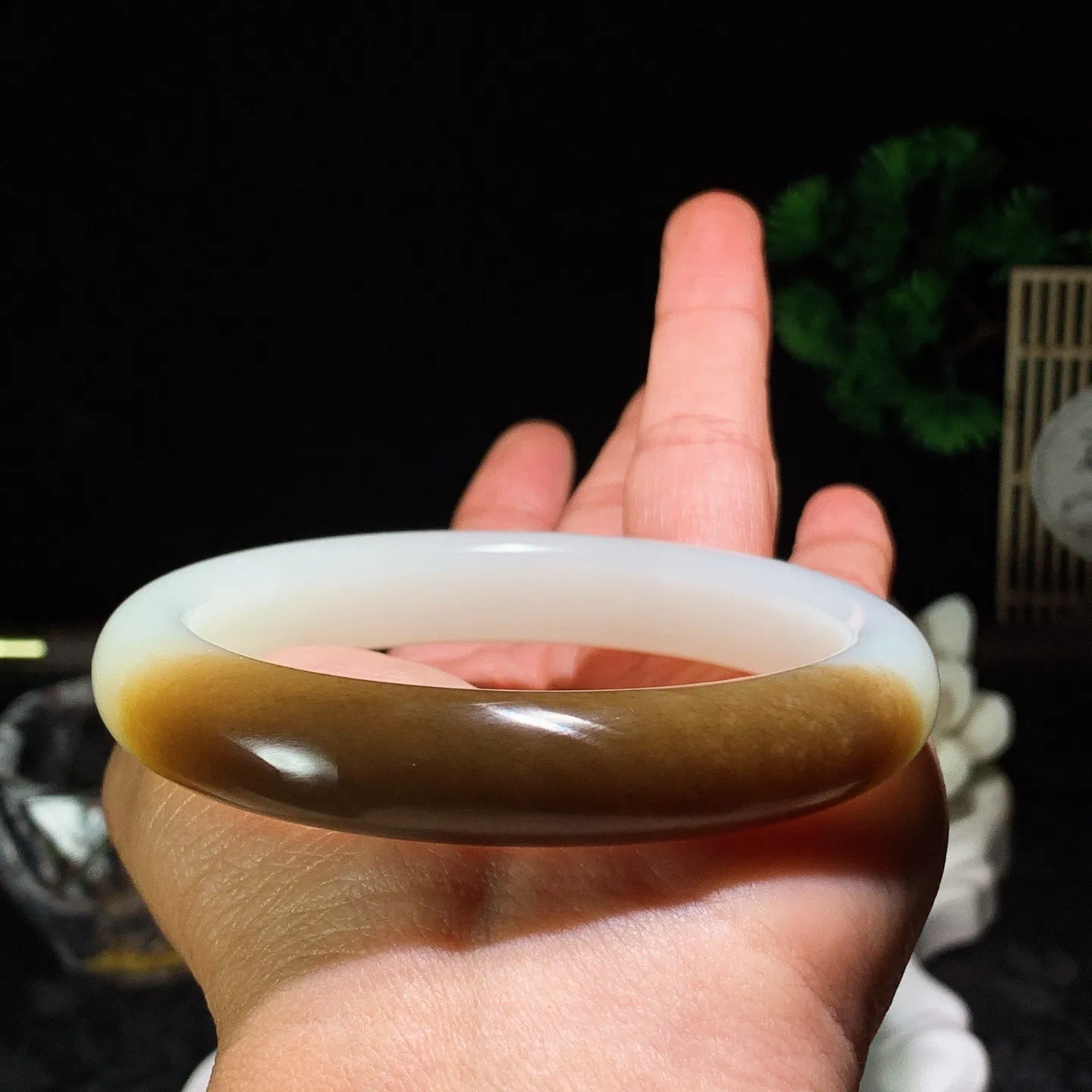 62圈口 新疆和田玉羊脂白且末糖手镯 且末糖半山半水手镯 62圈口条宽12厚9重66.7克。玉质细腻